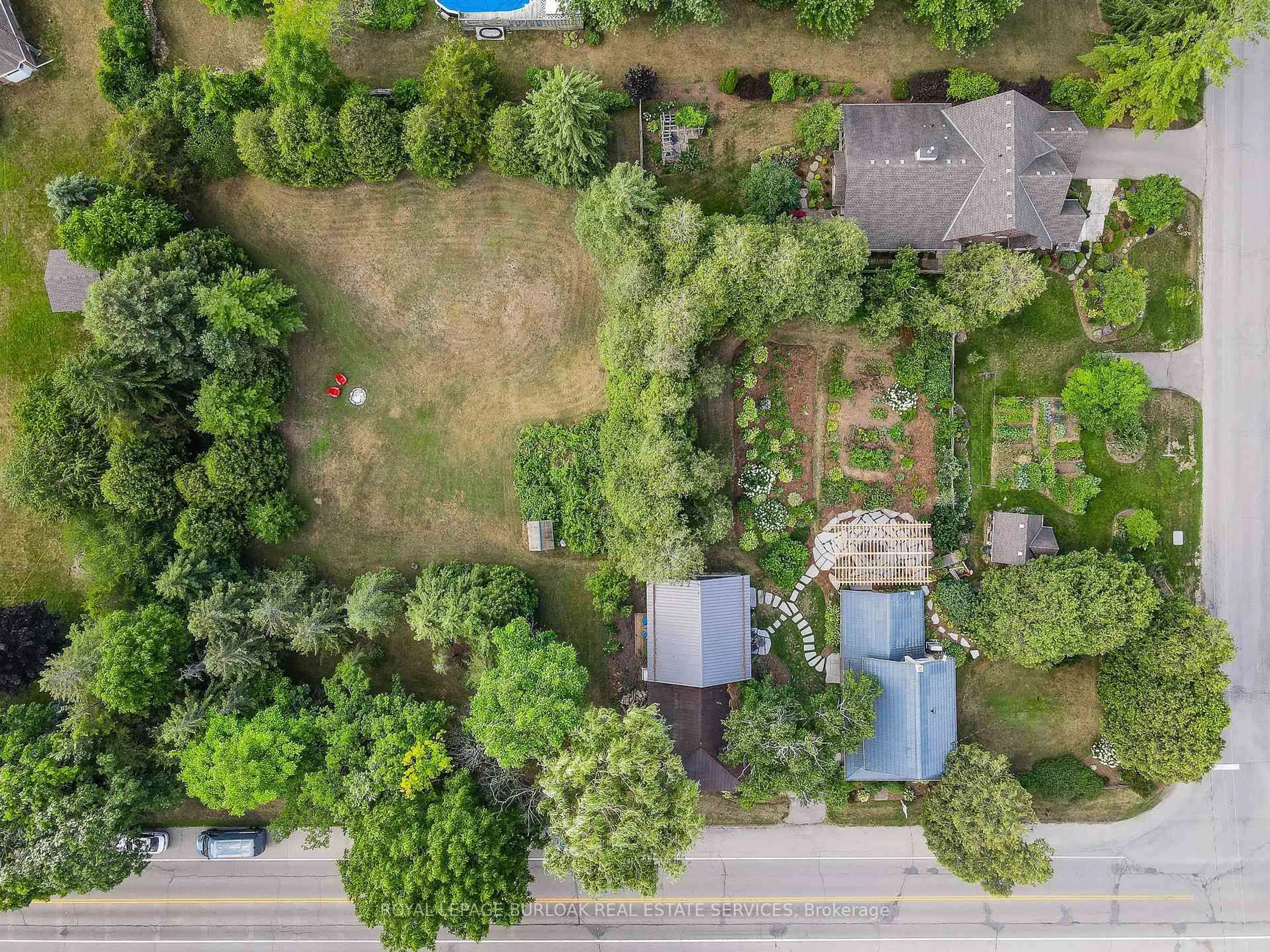 A pic from outside/outdoor area/front of a property/back of a property/a pic from drone, street for 1608 Clyde Rd, Cambridge Ontario N1R 5S7