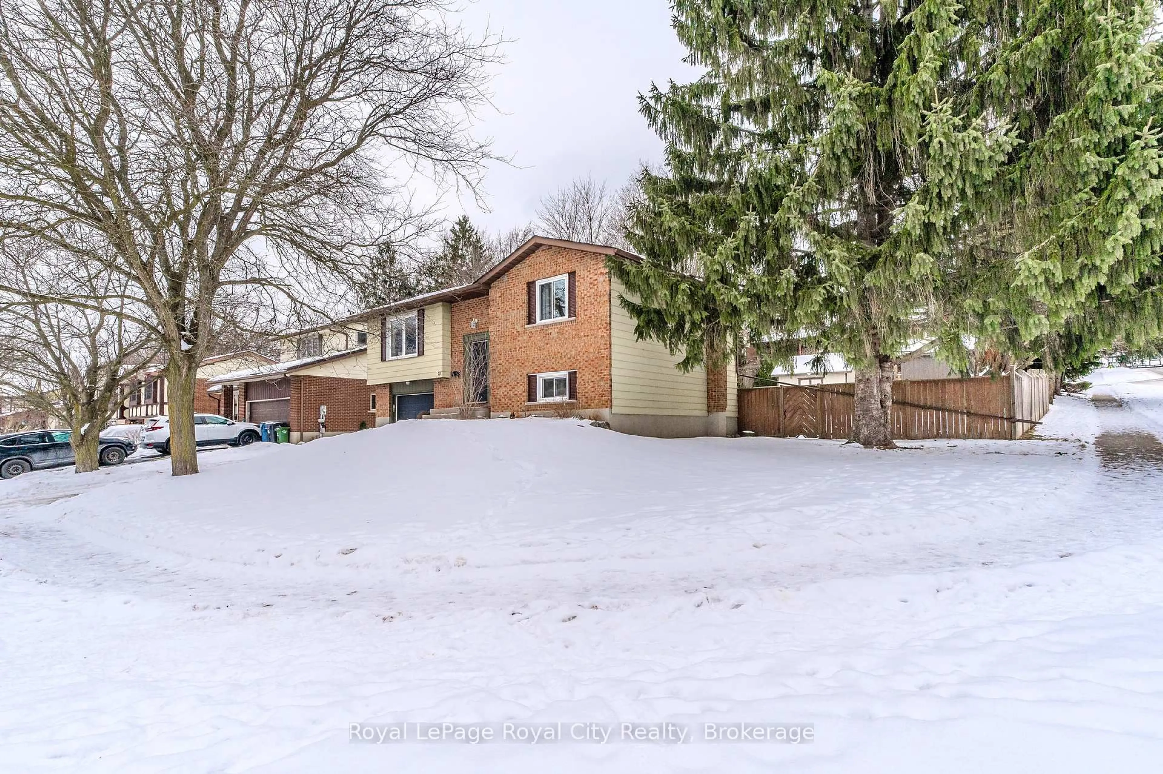 A pic from outside/outdoor area/front of a property/back of a property/a pic from drone, street for 19 Shadybrook Cres, Guelph Ontario N1G 3G8