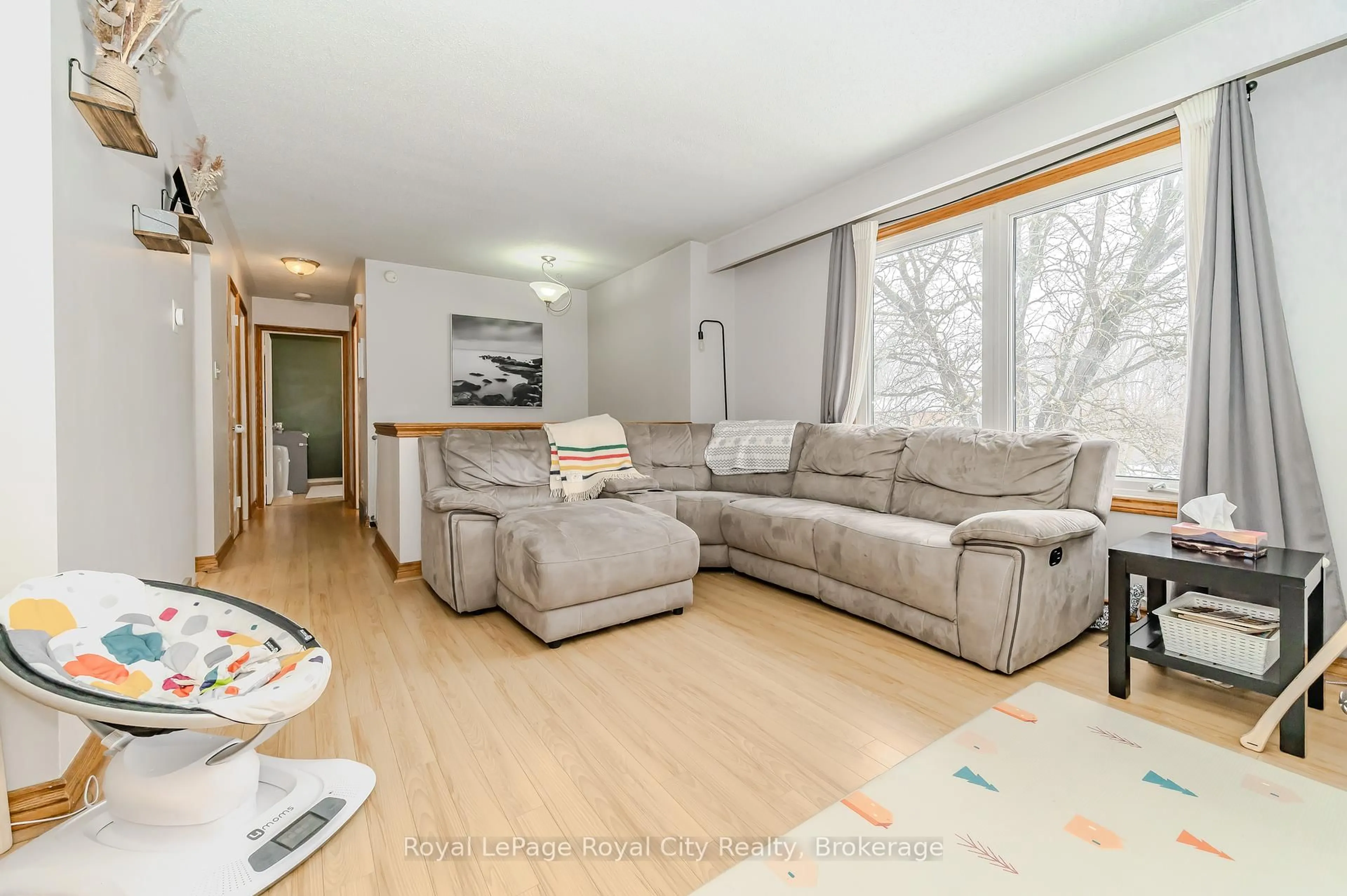 Living room with furniture, wood/laminate floor for 19 Shadybrook Cres, Guelph Ontario N1G 3G8