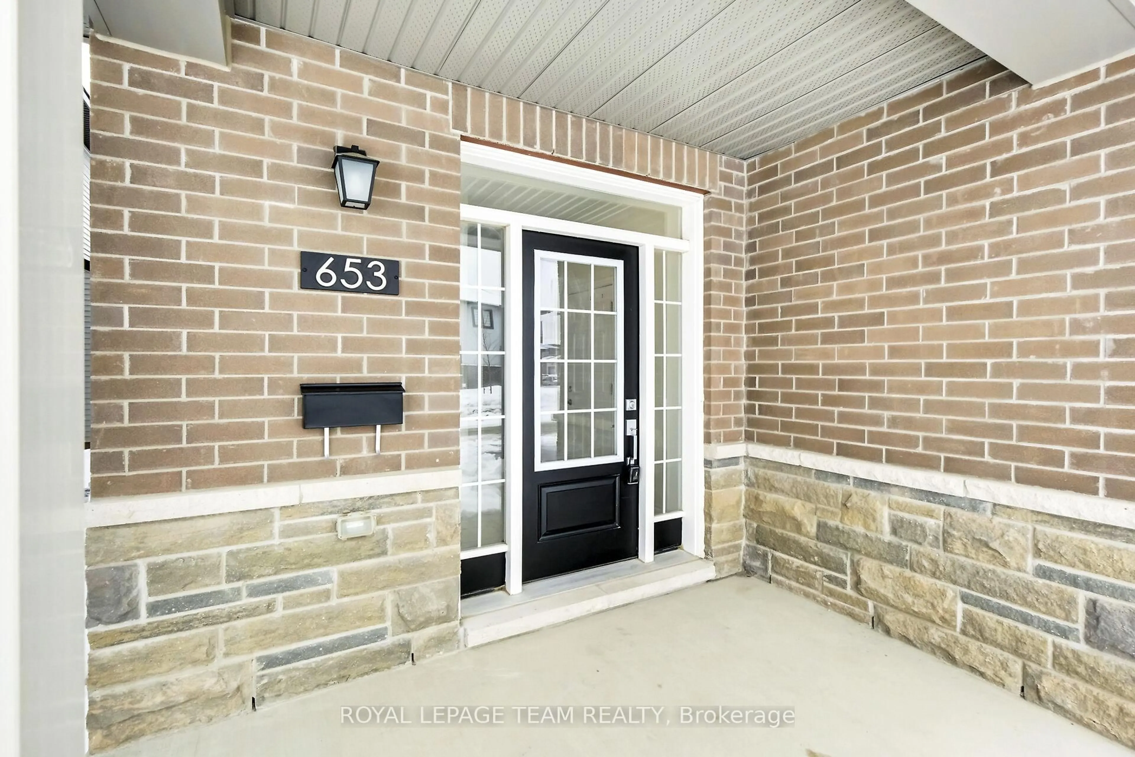 Indoor entryway for 653 Persimmon Way, Orleans - Convent Glen and Area Ontario K1W 0T3