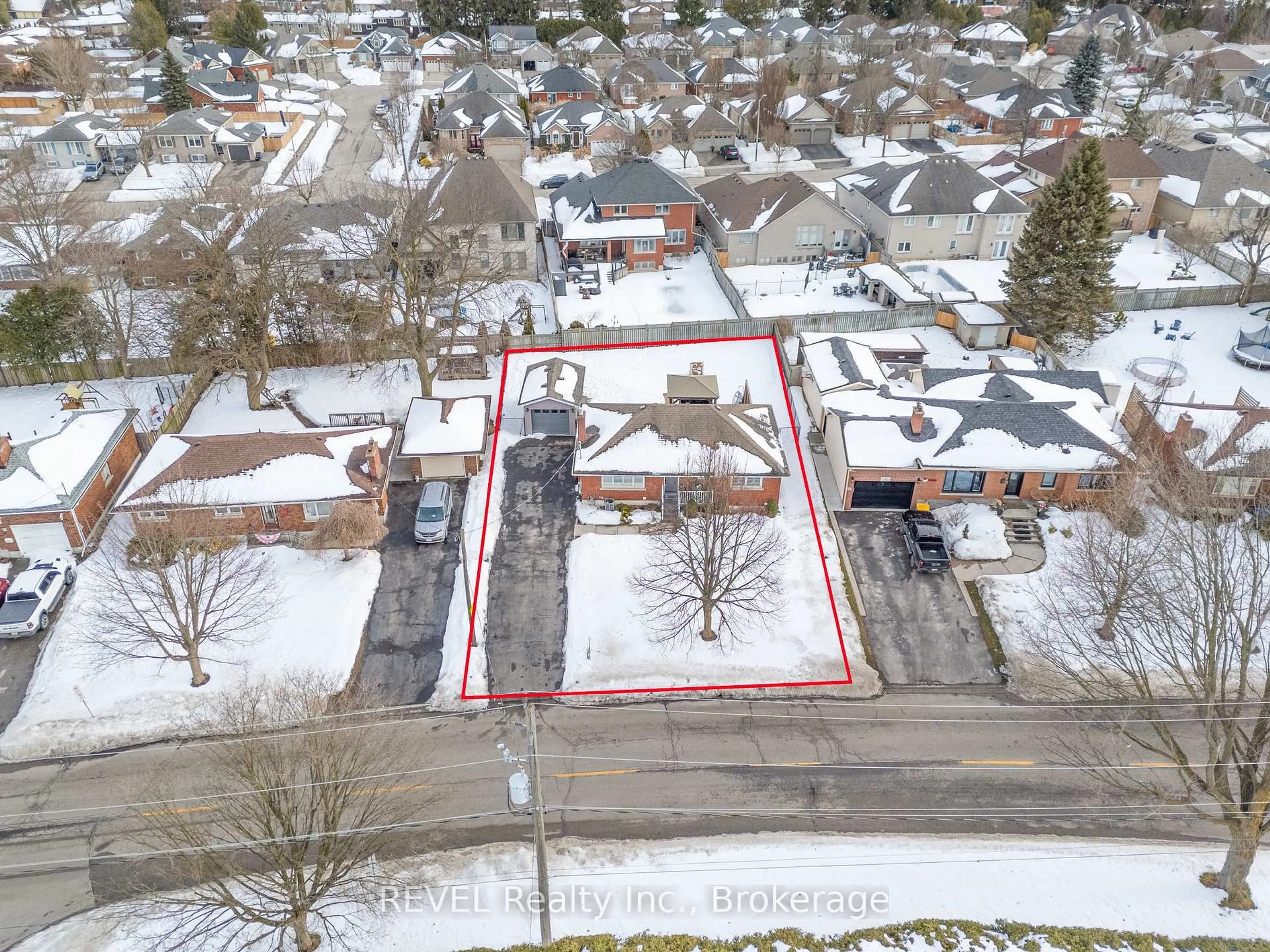 A pic from outside/outdoor area/front of a property/back of a property/a pic from drone, street for 17 Varadi Ave, Brantford Ontario N3R 3M9