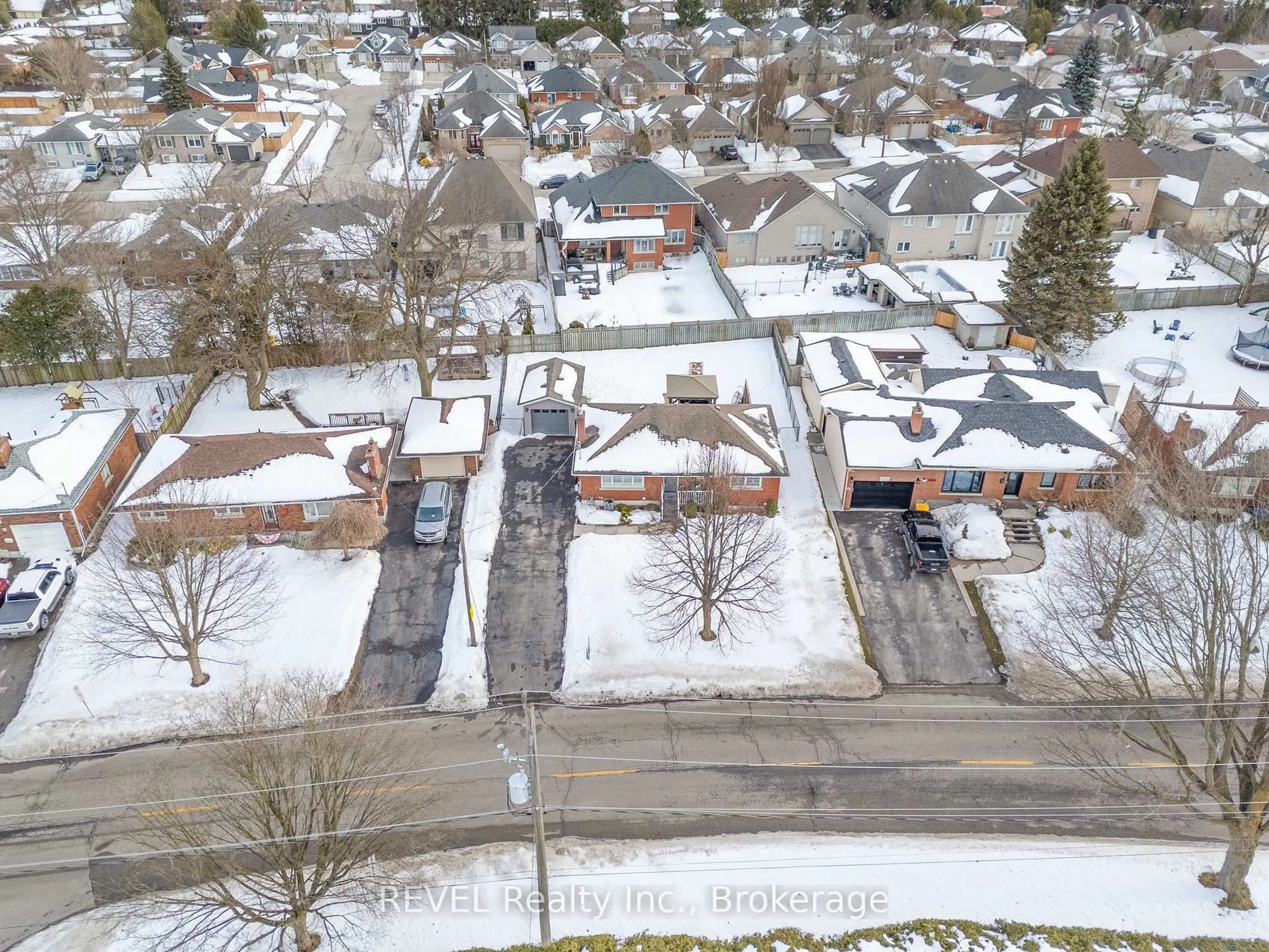 A pic from outside/outdoor area/front of a property/back of a property/a pic from drone, street for 17 Varadi Ave, Brantford Ontario N3R 3M9