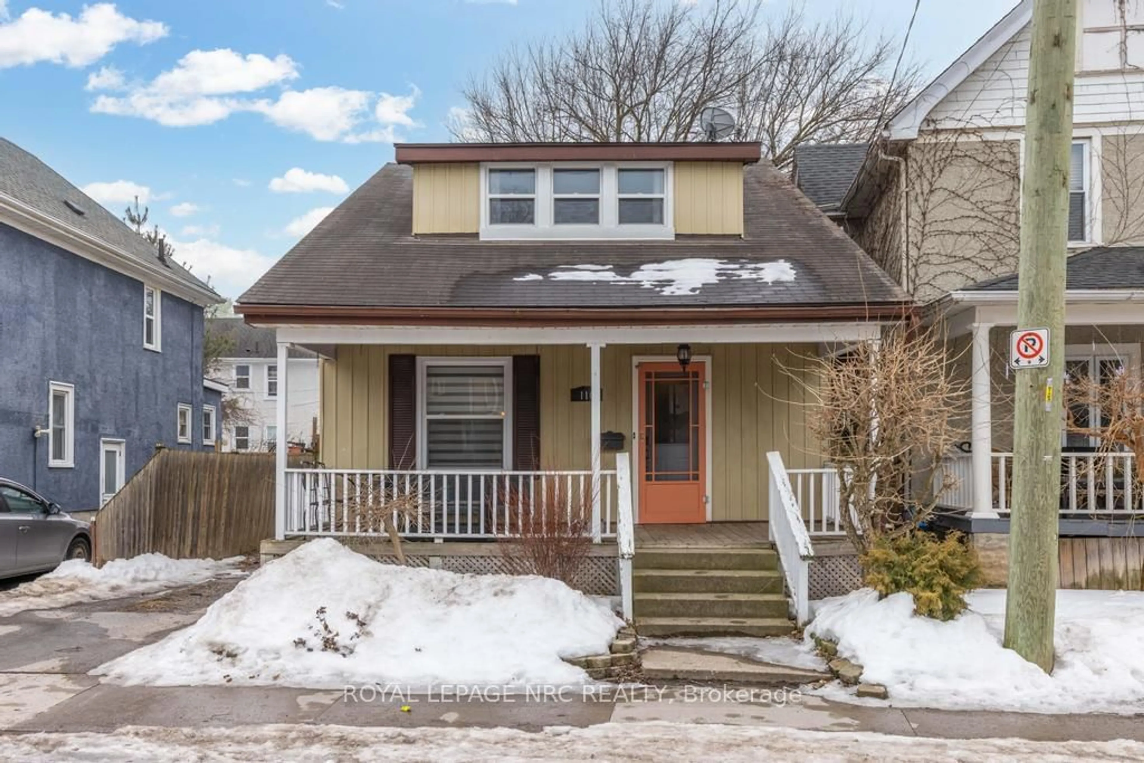 Home with vinyl exterior material, street for 116 Lowell Ave, St. Catharines Ontario L2R 2E2