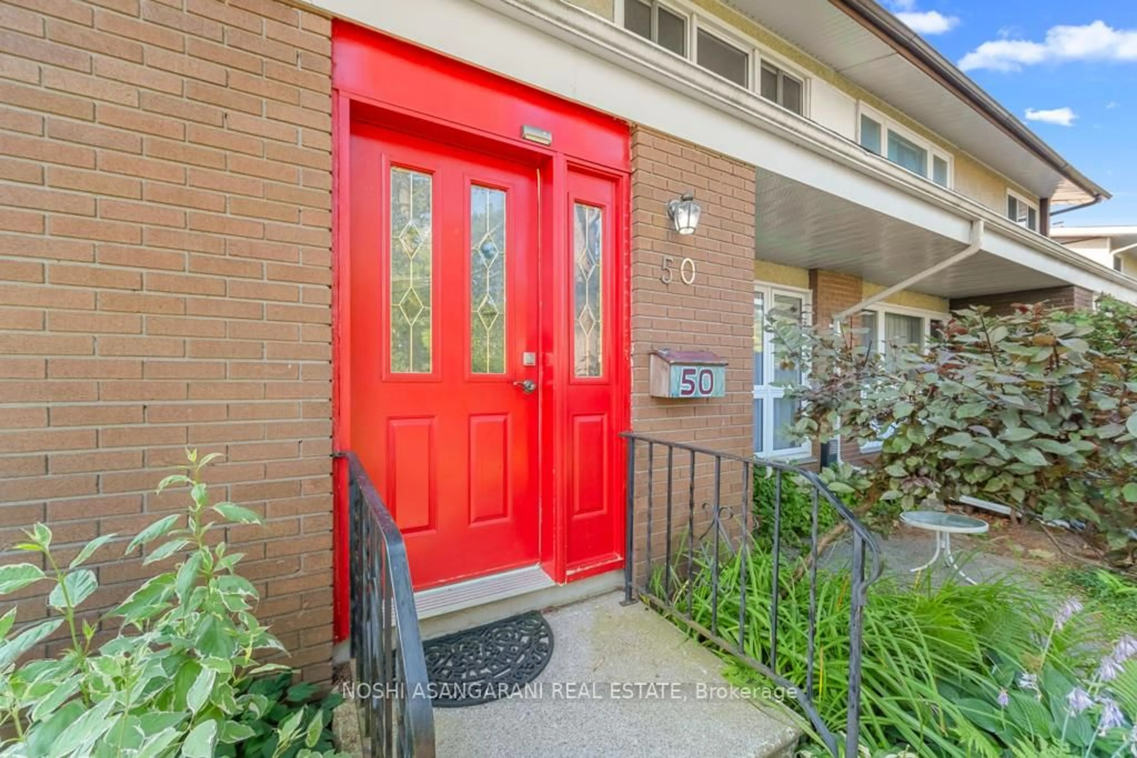 Indoor entryway for 50 Newbury Ave, Cityview - Parkwoods Hills - Rideau Shore Ontario K2E 6K8