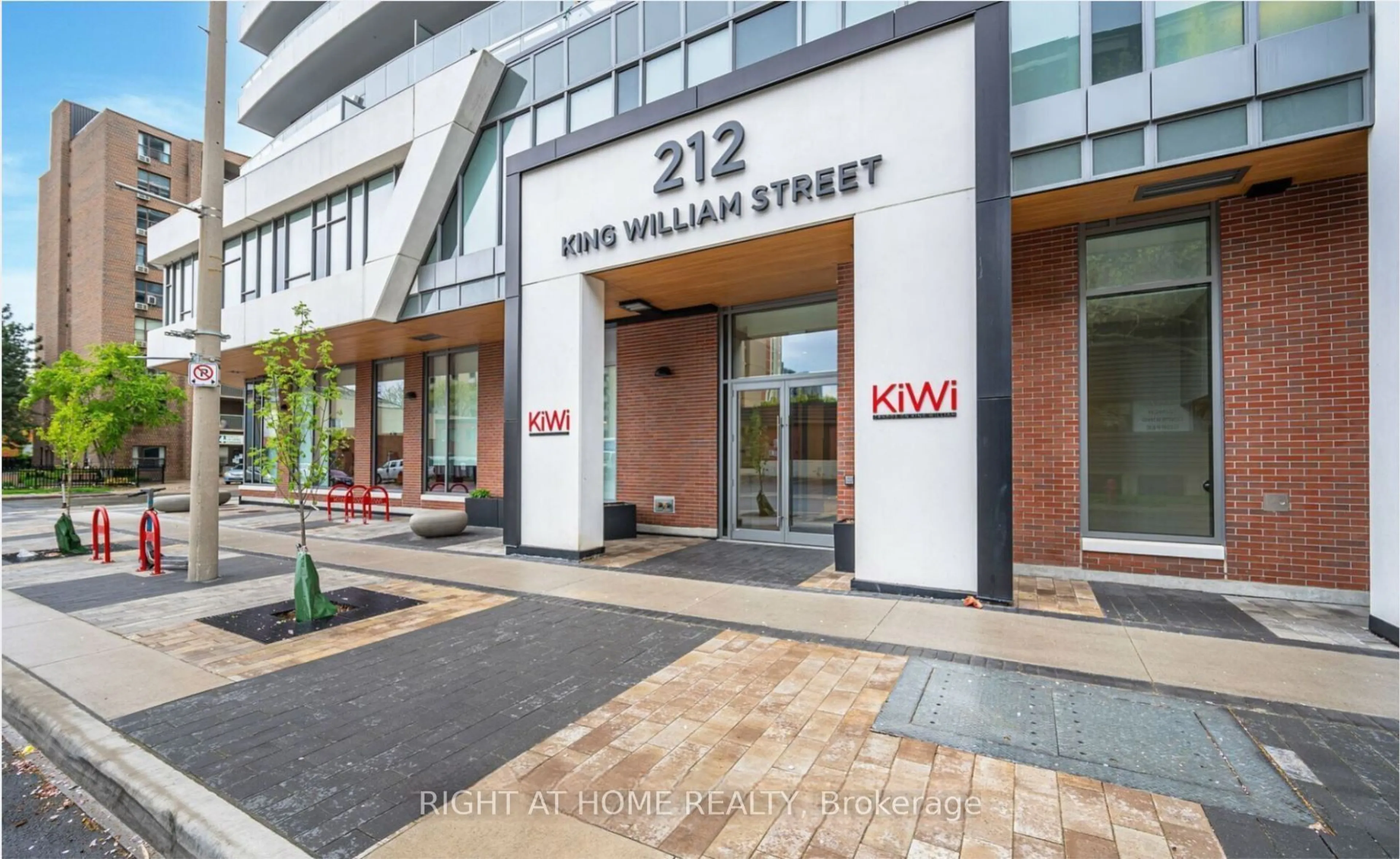 Indoor foyer for 212 King William St #805, Hamilton Ontario L8R 0A7