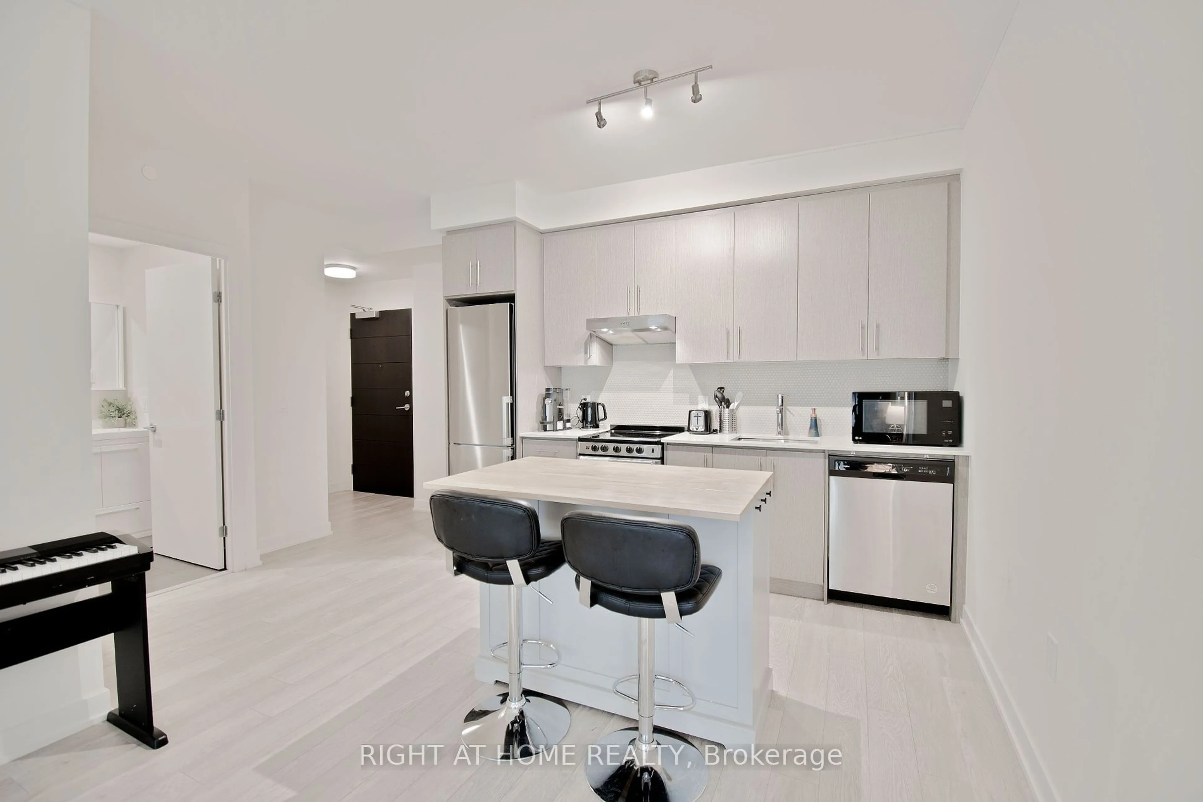 Open concept kitchen, ceramic/tile floor for 212 King William St #805, Hamilton Ontario L8R 0A7