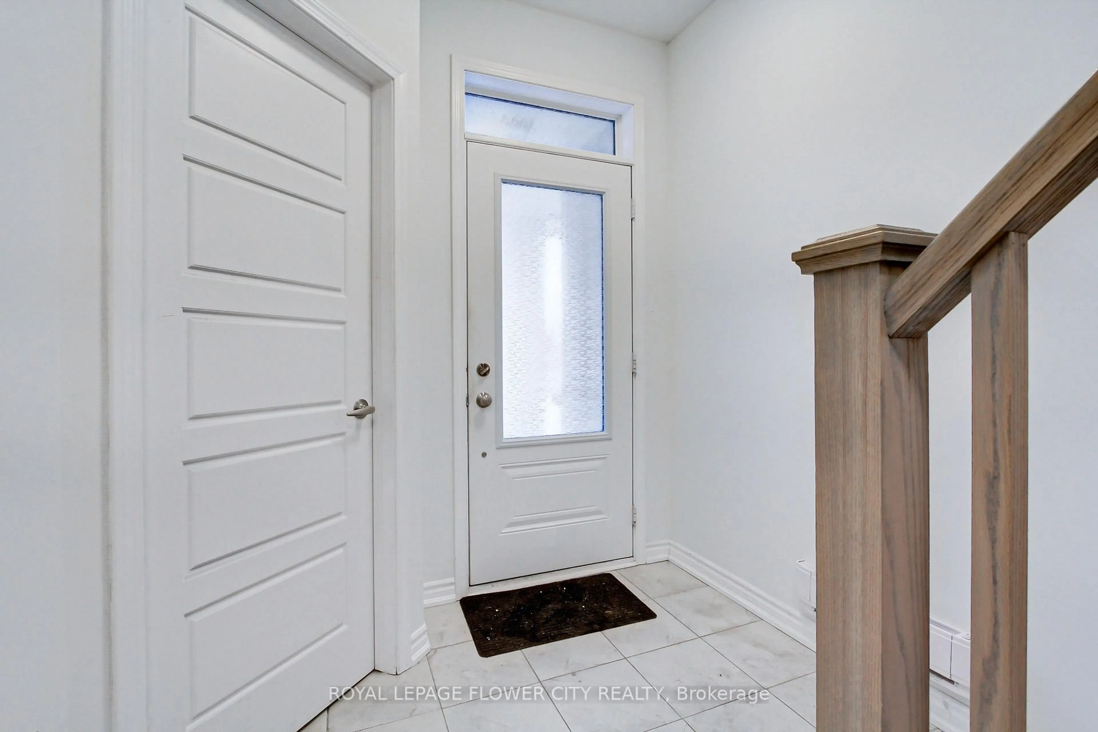 Indoor entryway for 583 Goldenrod Lane, Kitchener Ontario N2R 0L7