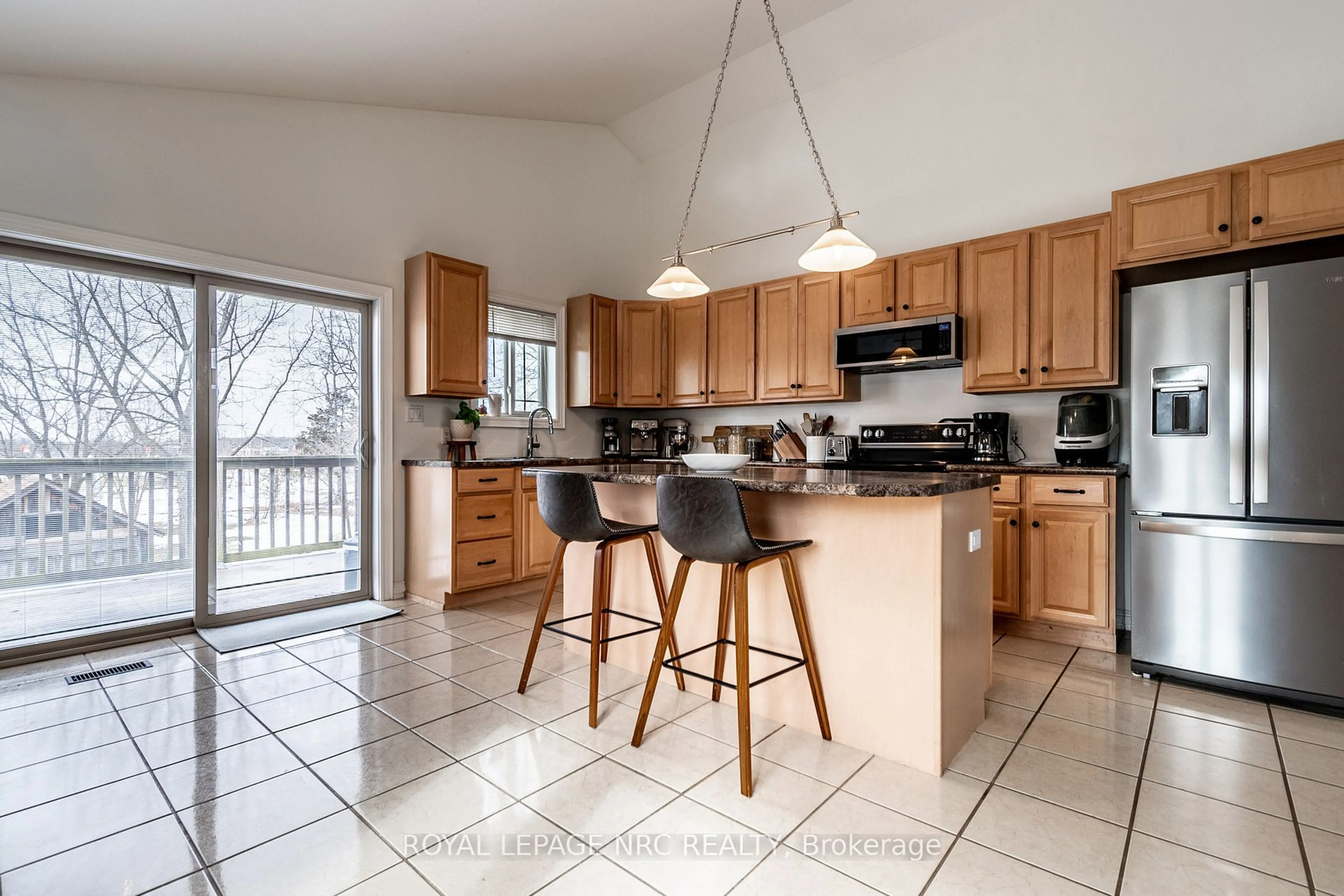 Open concept kitchen, ceramic/tile floor for 127 Oakwood St, Port Colborne Ontario L3K 5G4