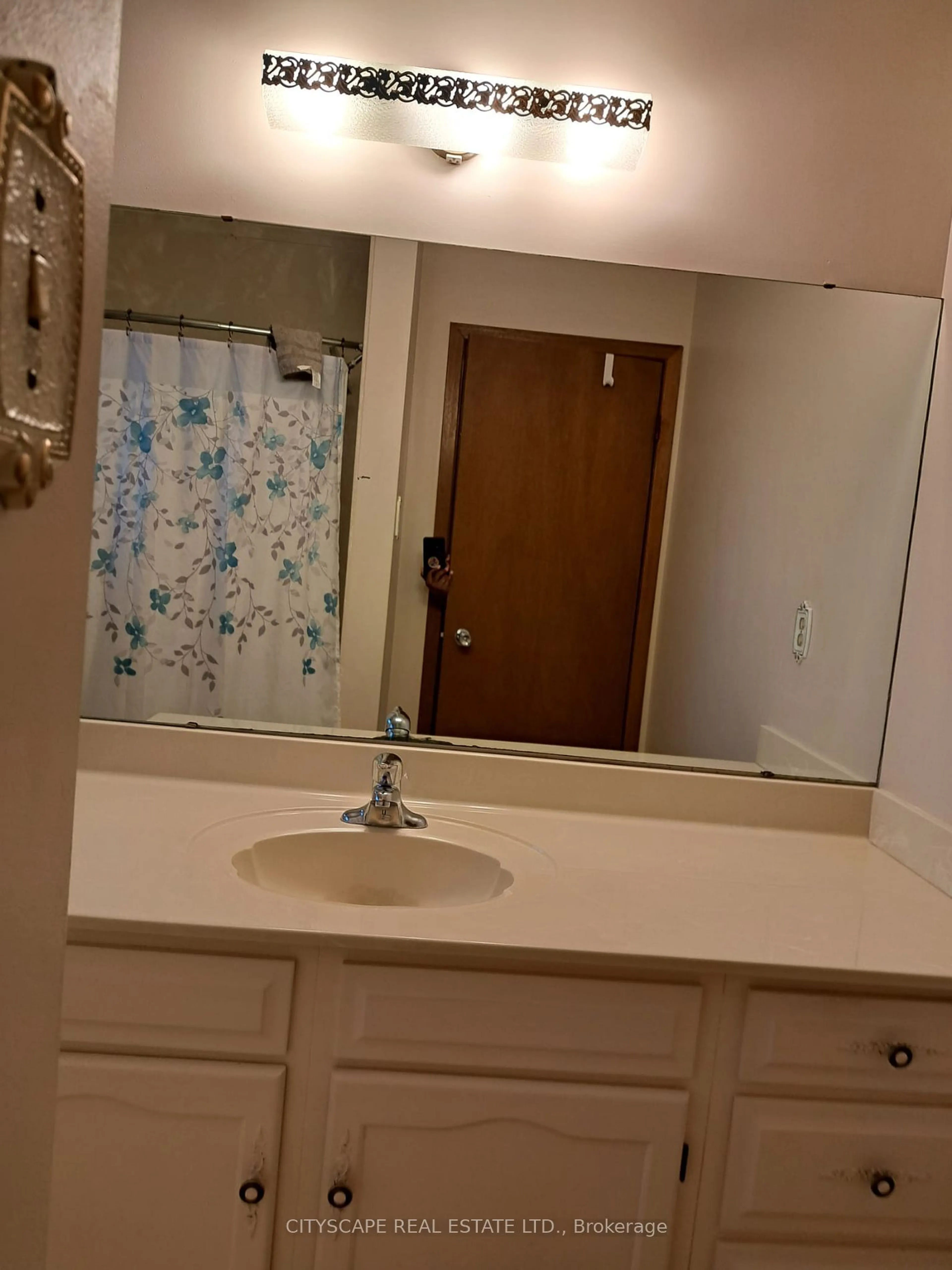 Standard bathroom, unknown for 7 Magnolia St, Brantford Ontario N3R 1P6