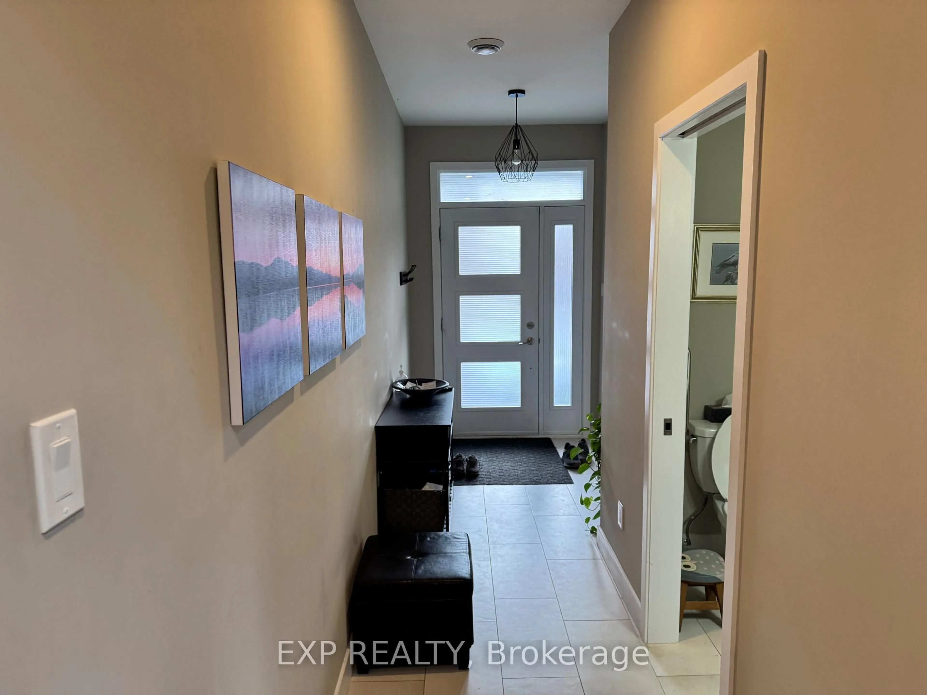 Indoor entryway for 39 Bank St, Russell Ontario K4R 1A9