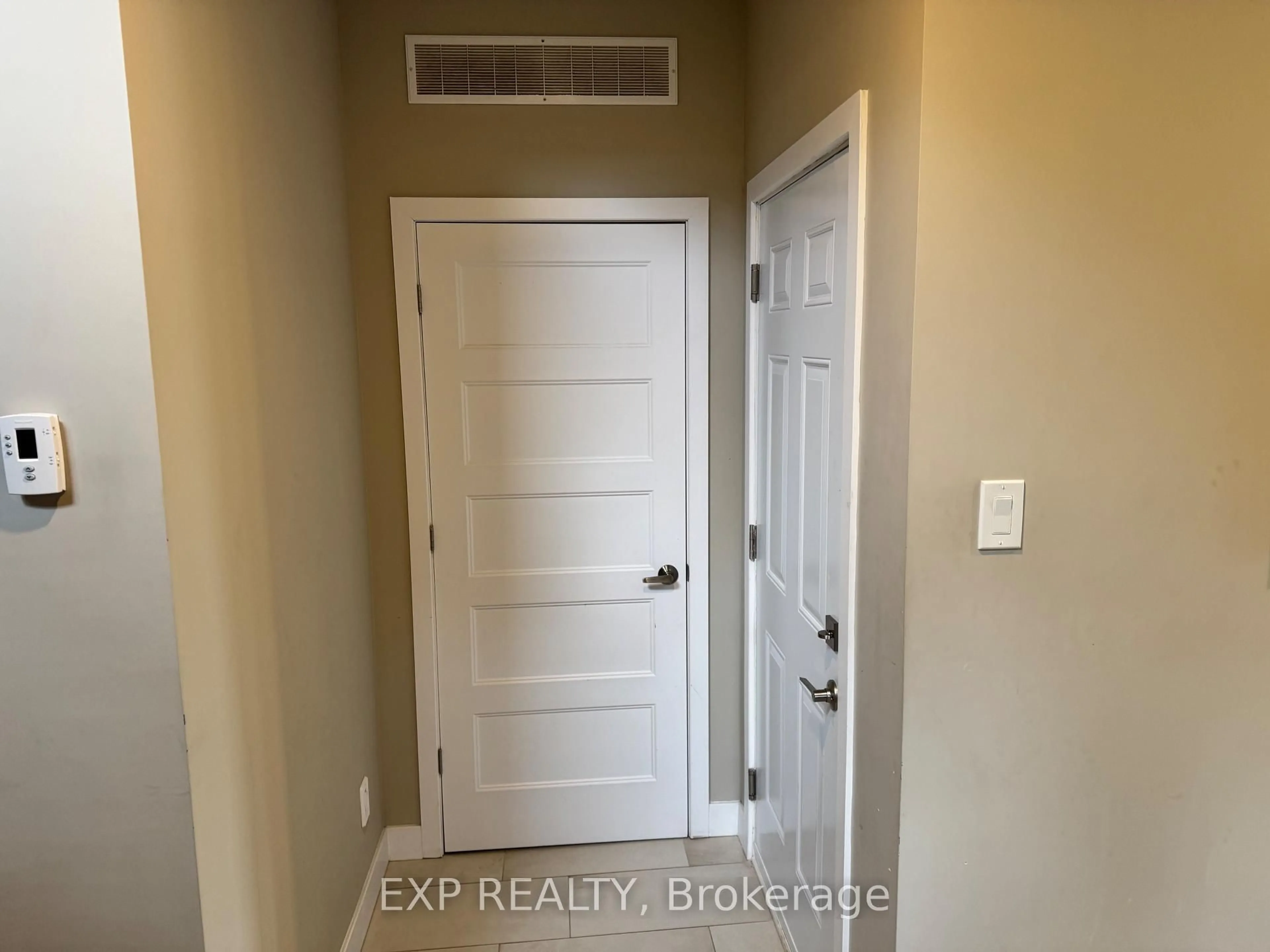 Indoor entryway for 39 Bank St, Russell Ontario K4R 1A9