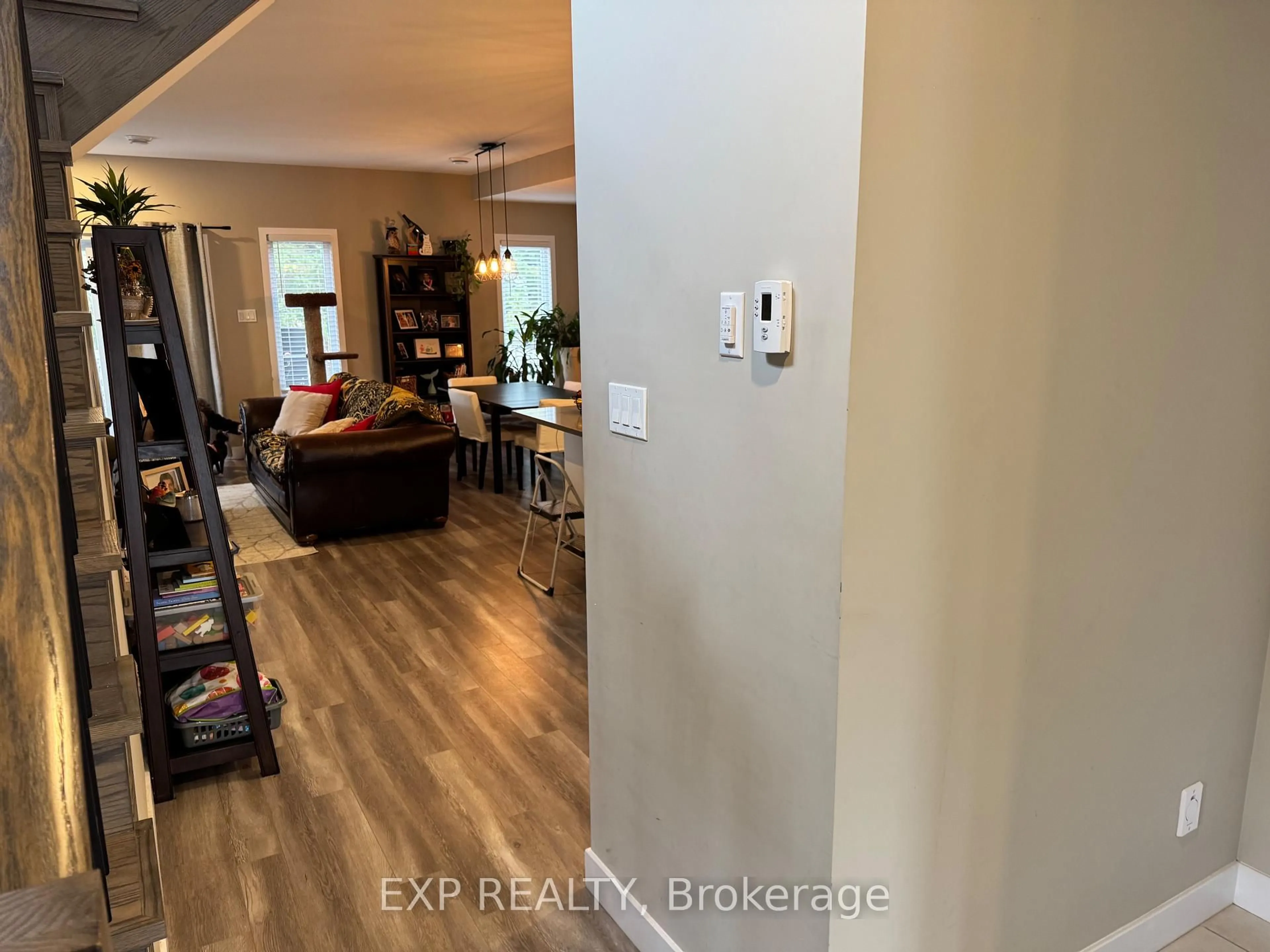 Indoor entryway for 39 Bank St, Russell Ontario K4R 1A9