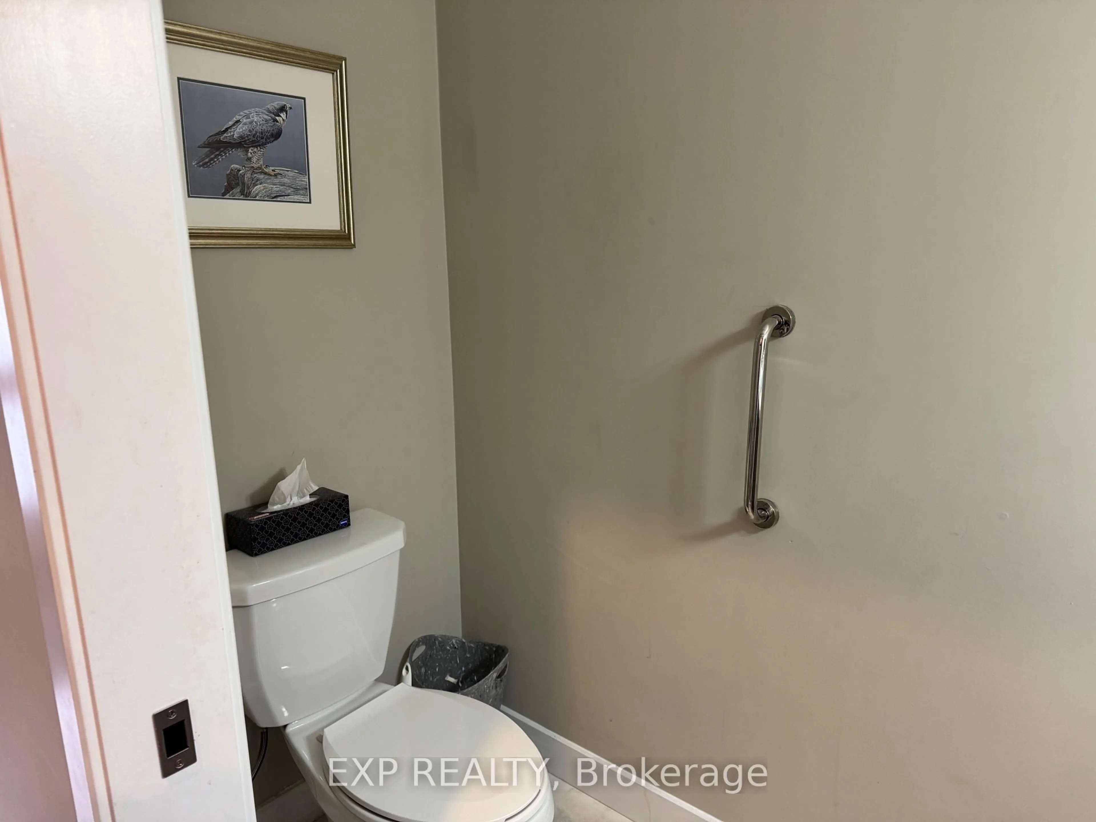 Standard bathroom, floor is not visible for 39 Bank St, Russell Ontario K4R 1A9