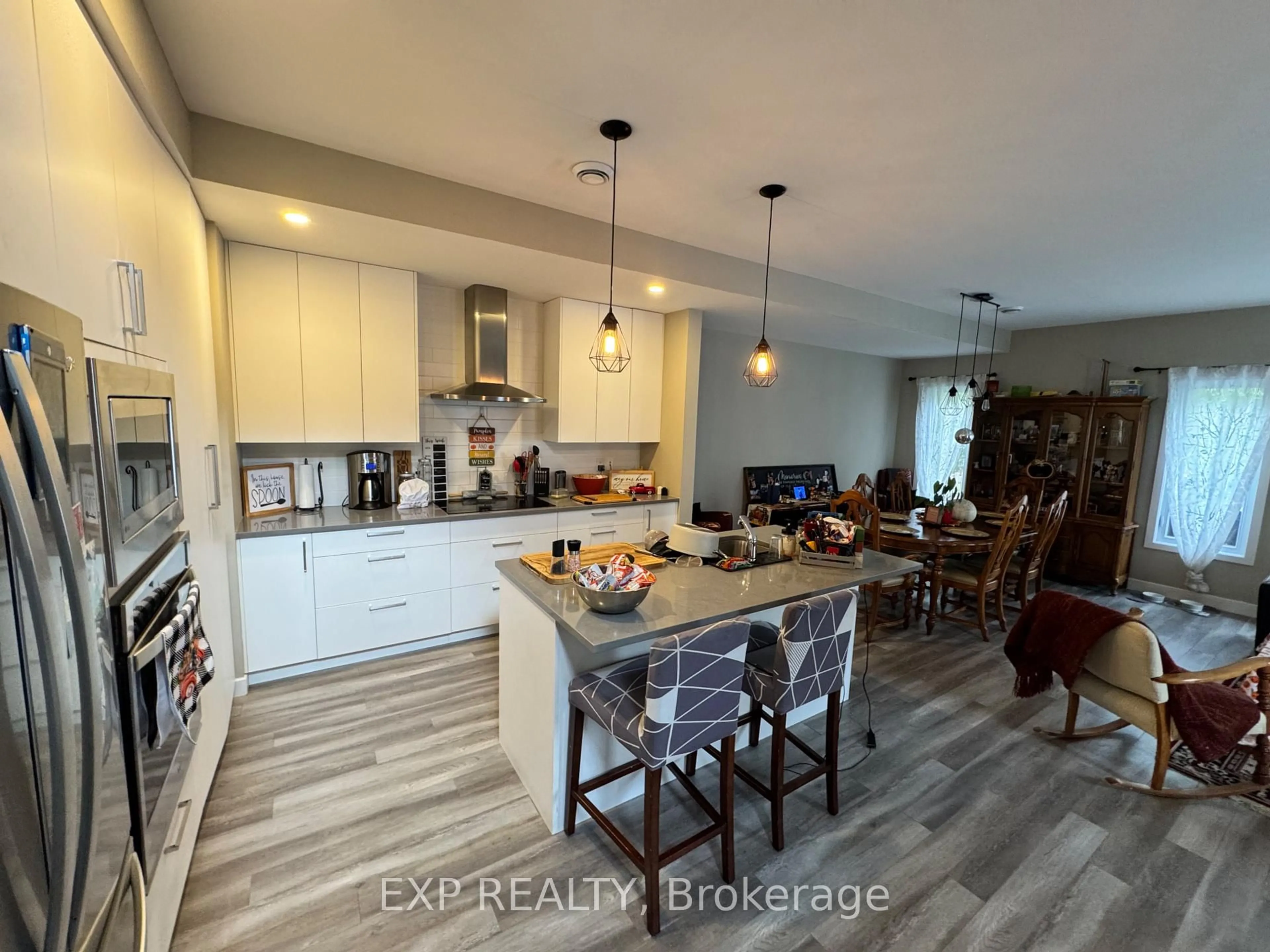 Open concept kitchen, ceramic/tile floor for 41 Bank St, Russell Ontario K4R 1A9