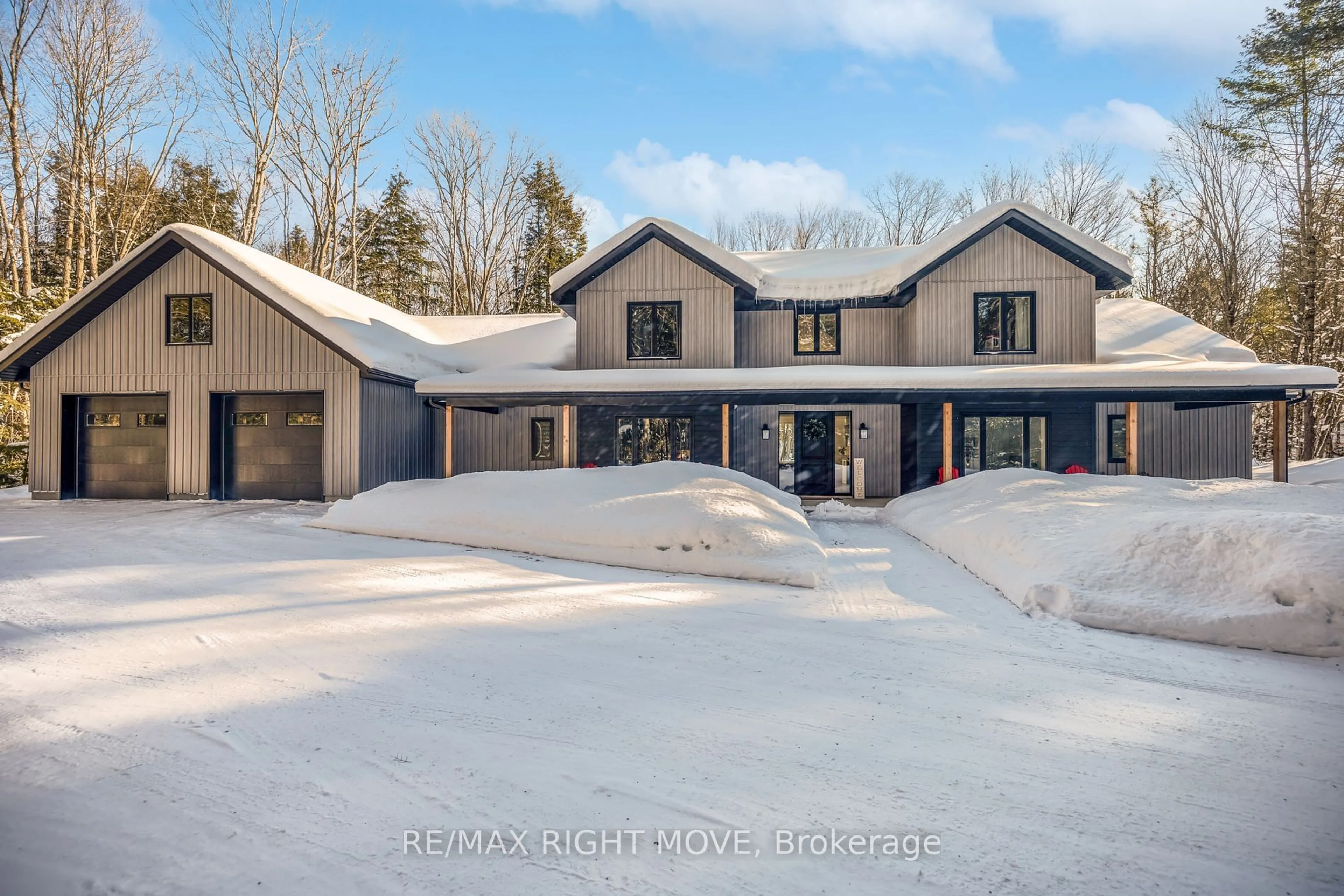 A pic from outside/outdoor area/front of a property/back of a property/a pic from drone, street for 1025 Davis Dr, Gravenhurst Ontario P0E 1N0