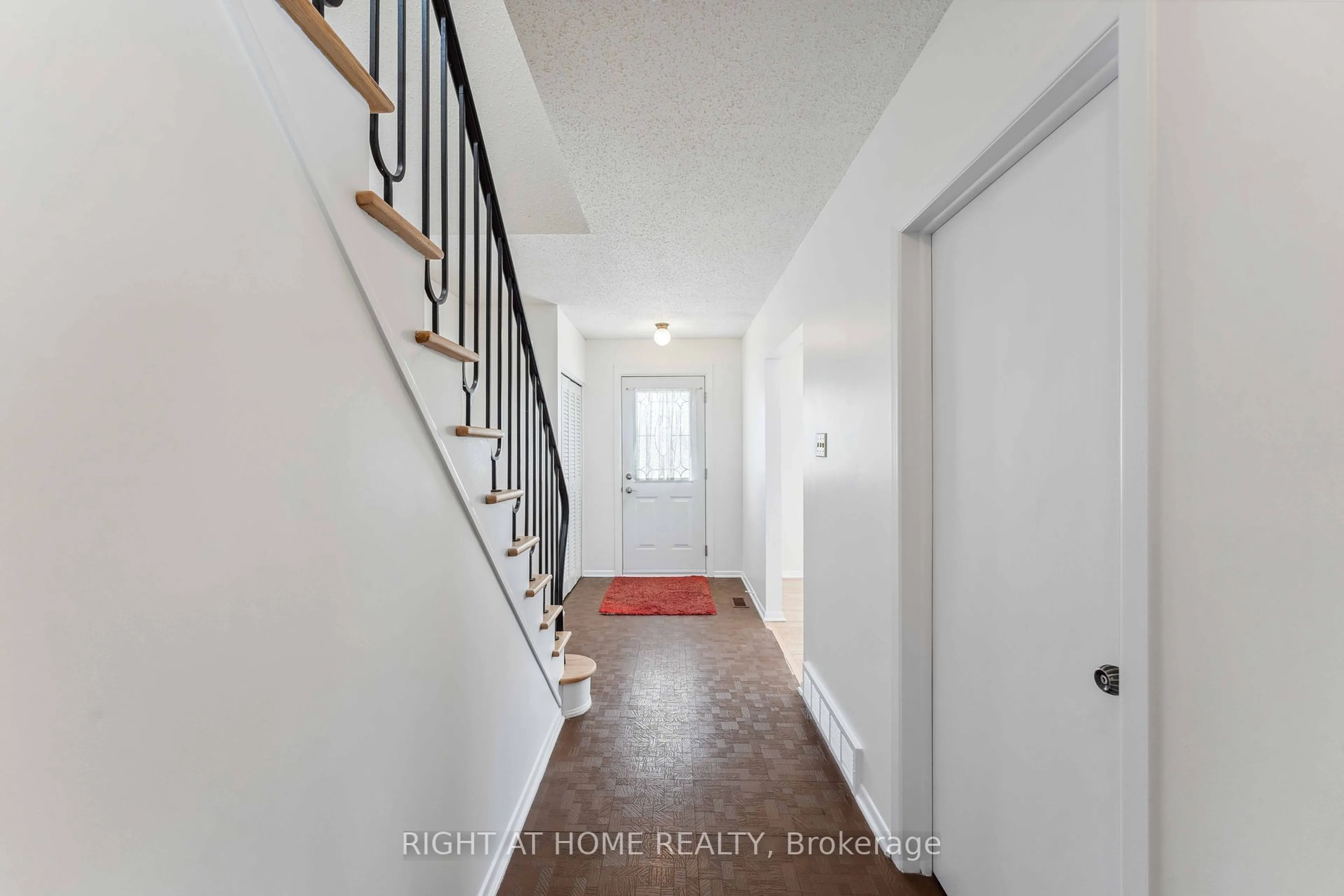 Indoor entryway for 2150 Dutton Cres, Beacon Hill North - South and Area Ontario K1J 6K4