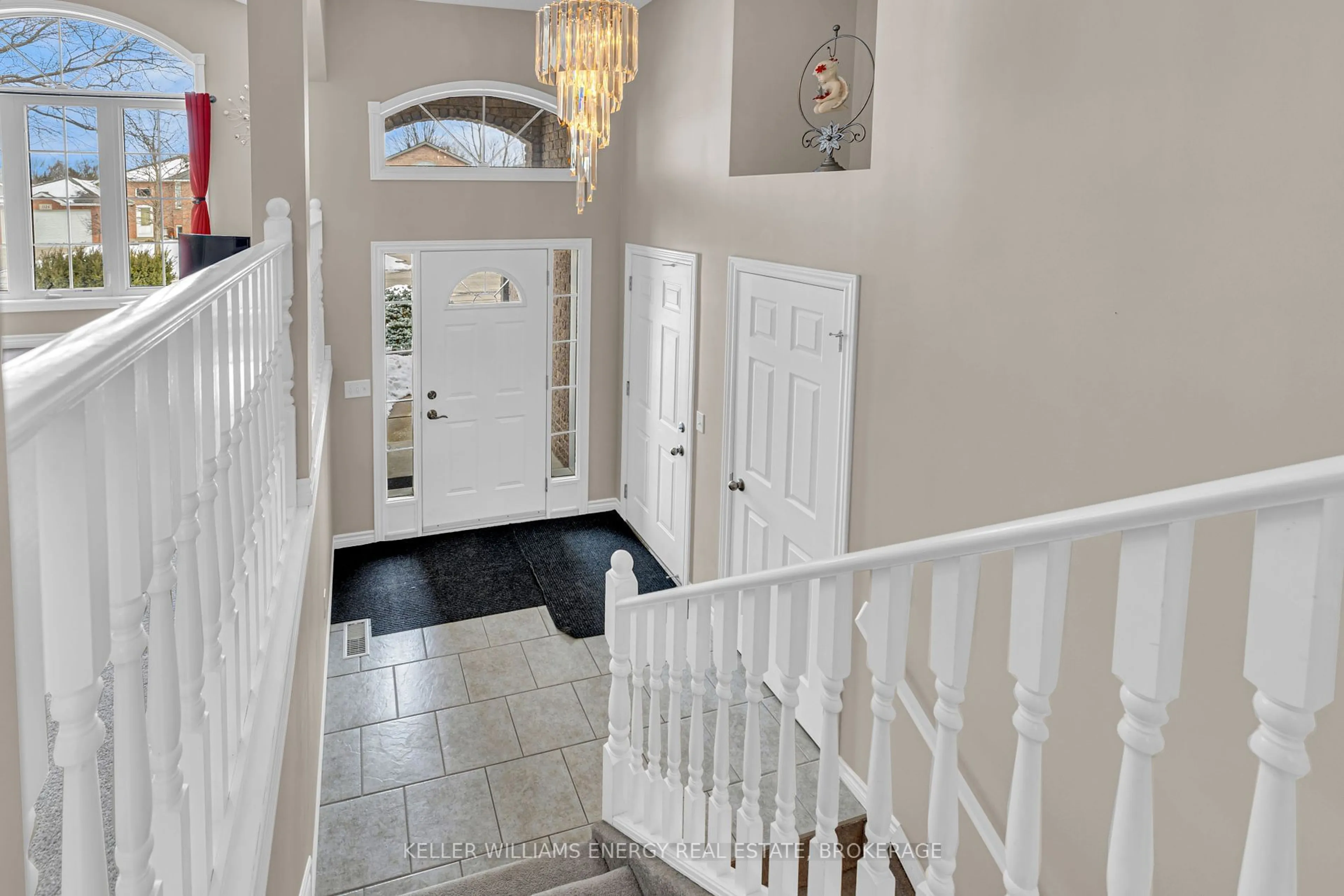 Indoor entryway for 1127 King Louis St, Lakeshore Ontario N8L 0V3