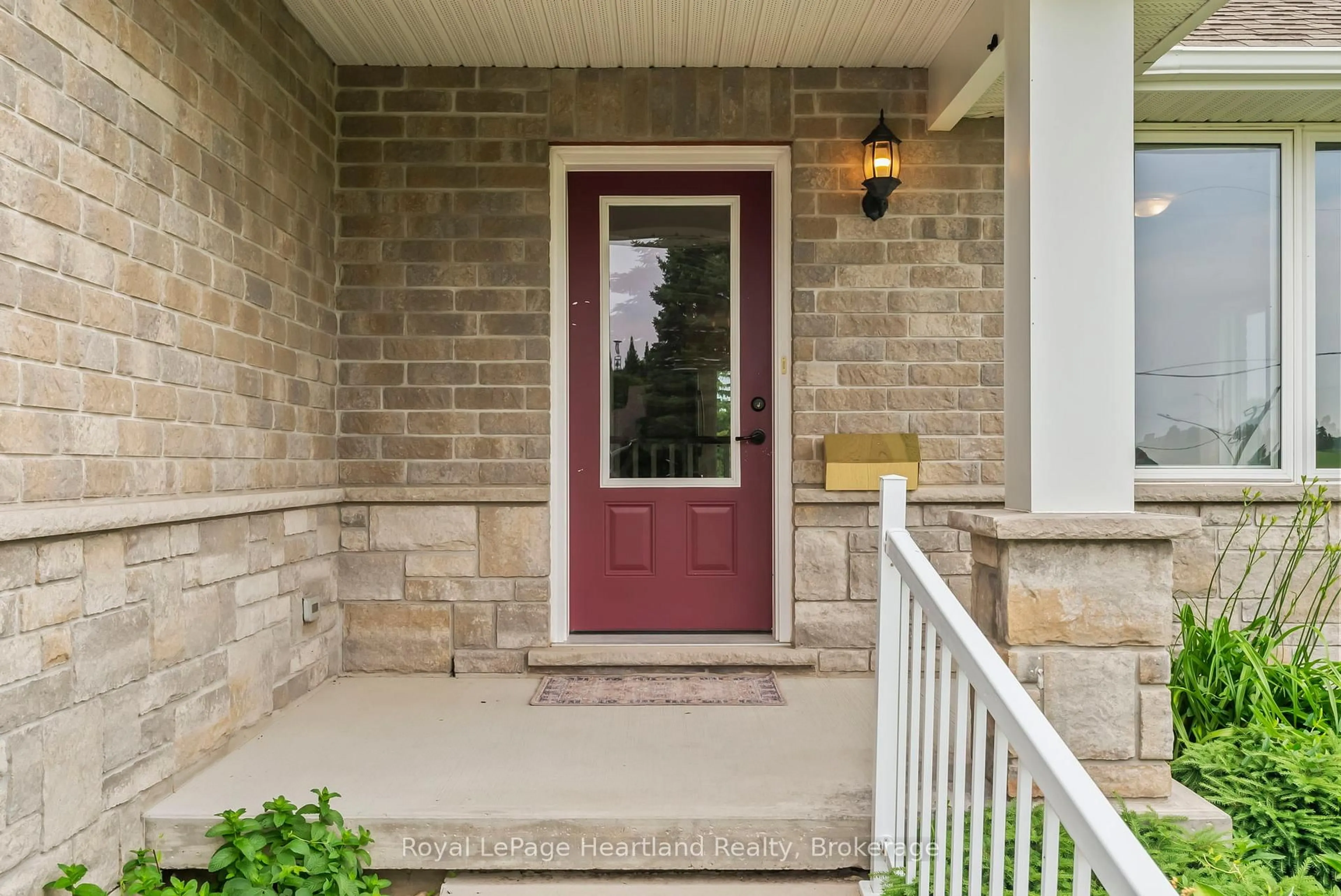 Indoor entryway for 39 MINTO St, Minto Ontario N0G 1M0