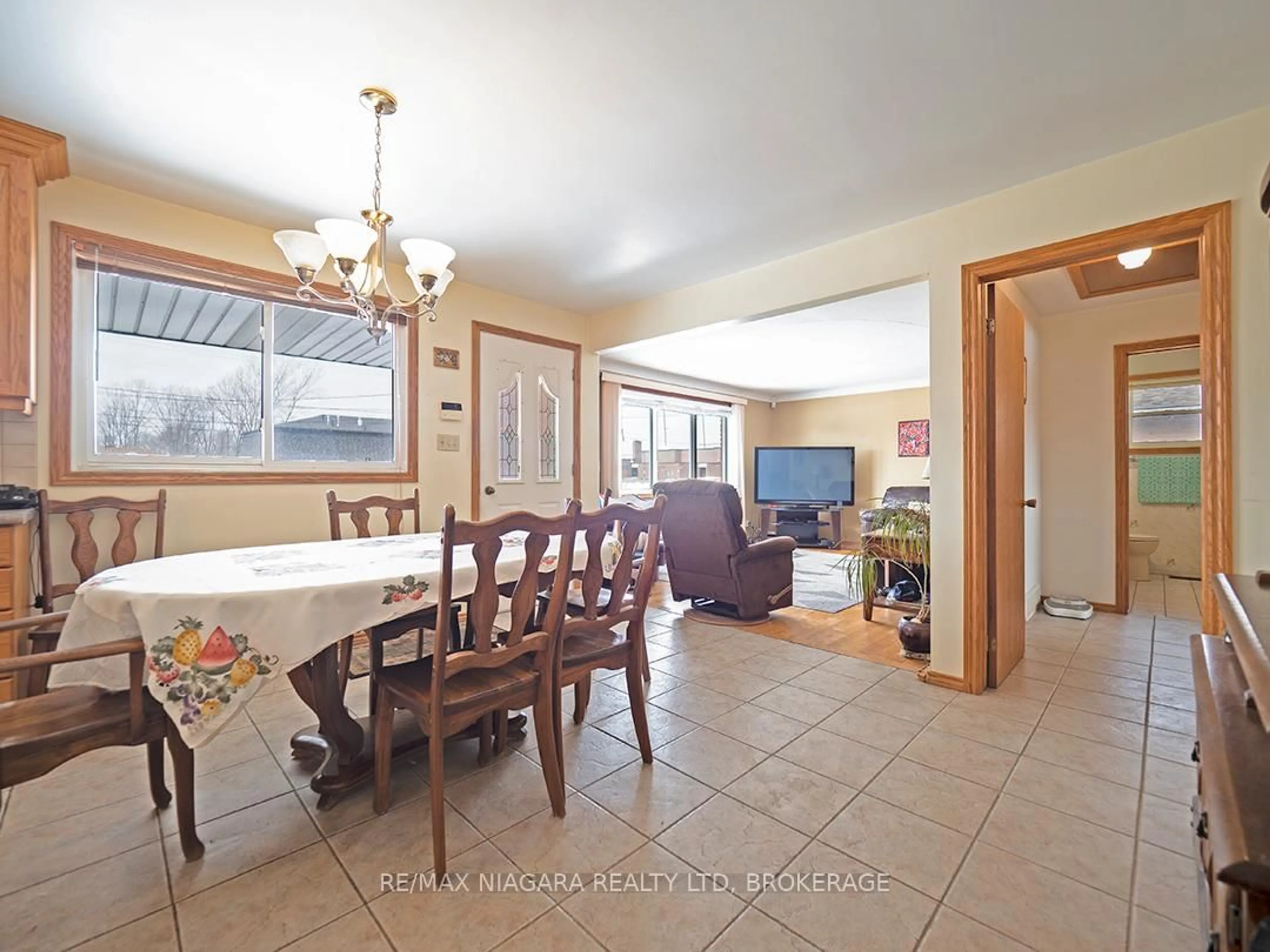 Dining room, ceramic/tile floor for 57 Janet St, Port Colborne Ontario L3K 2E8