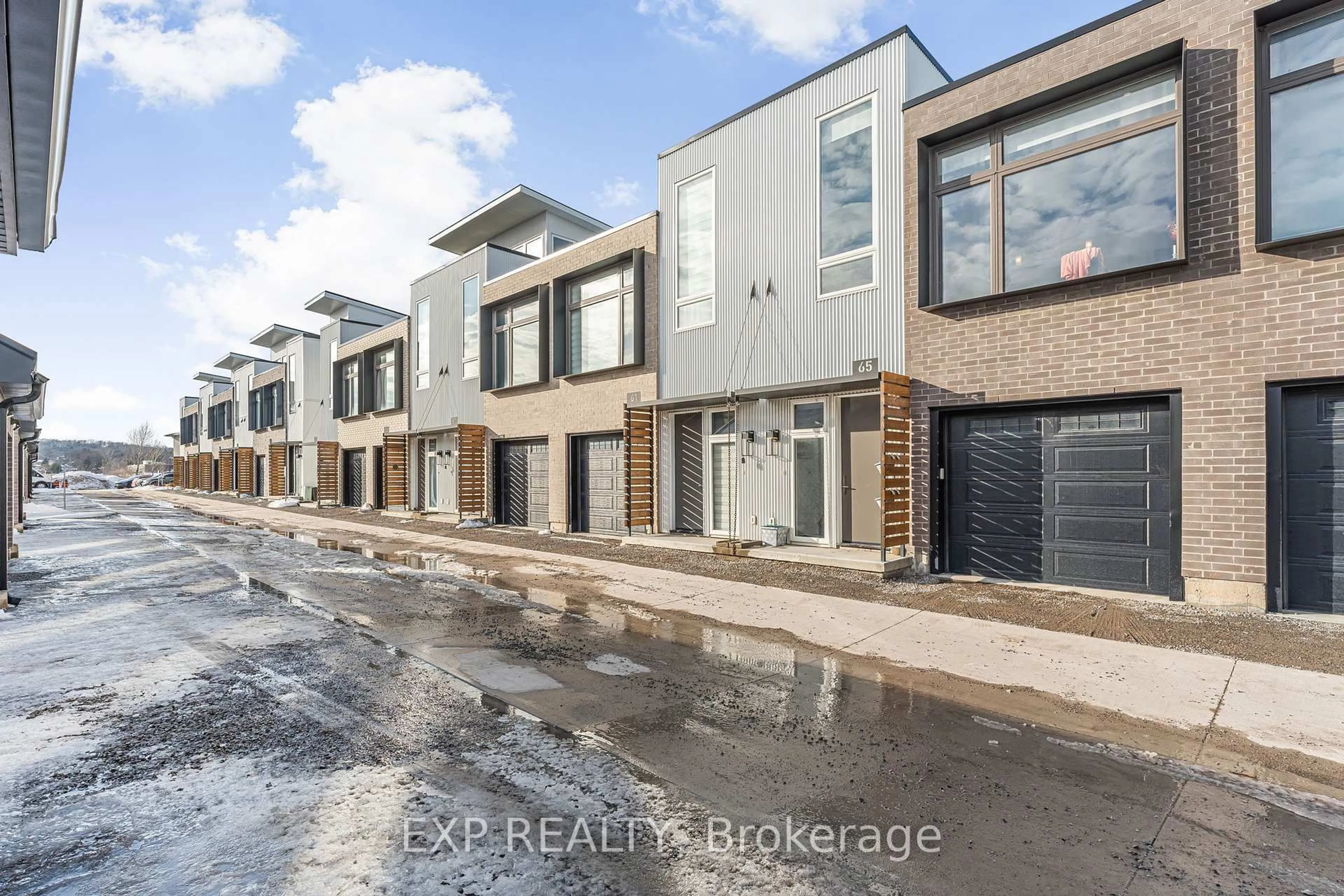 A pic from outside/outdoor area/front of a property/back of a property/a pic from drone, street for 65 Summersides Mews #30, Pelham Ontario L0S 1E6