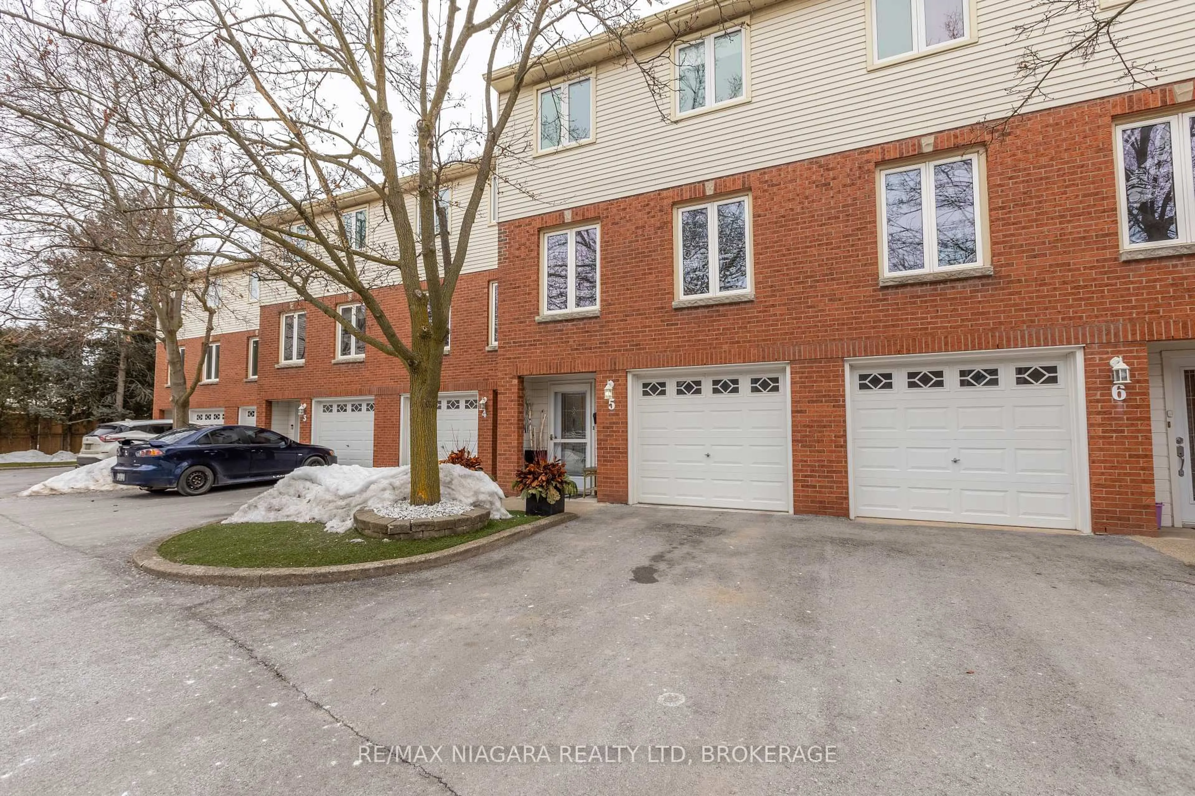 A pic from outside/outdoor area/front of a property/back of a property/a pic from drone, street for 130 Livingston Ave #5, Grimsby Ontario L3M 4W5