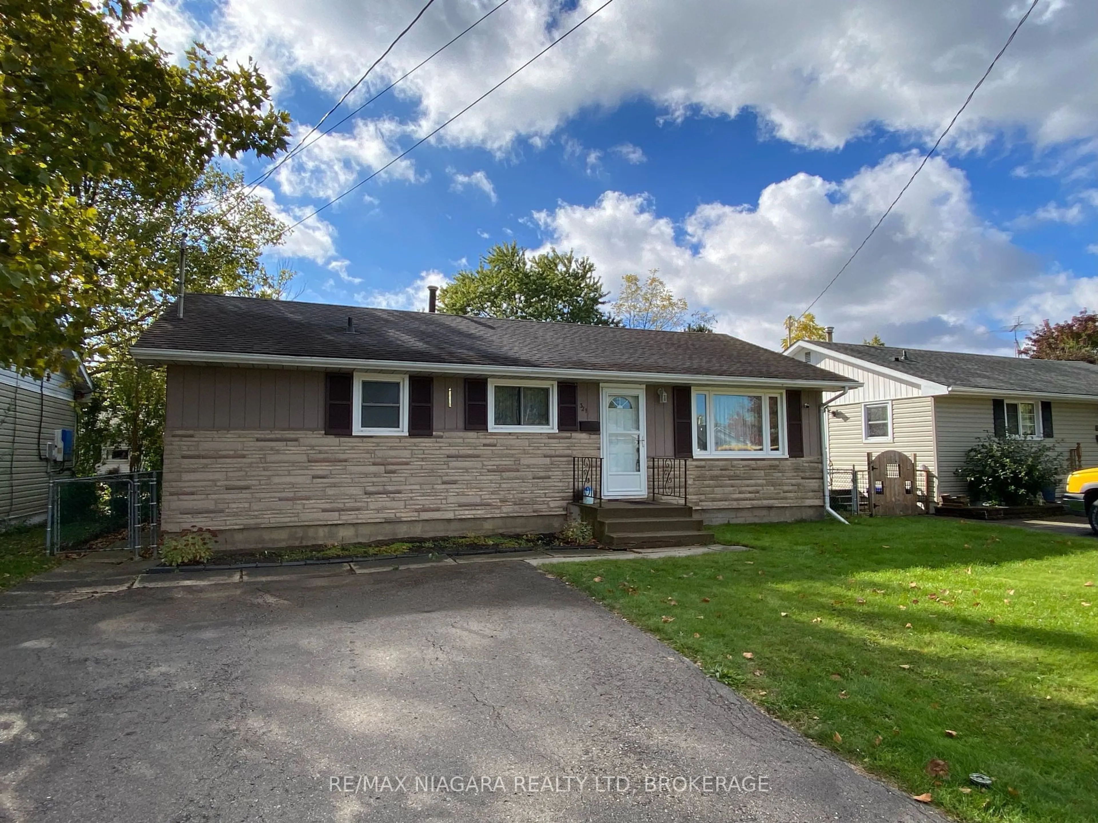 A pic from outside/outdoor area/front of a property/back of a property/a pic from drone, street for 321 Dufferin St, Fort Erie Ontario L2A 2T8