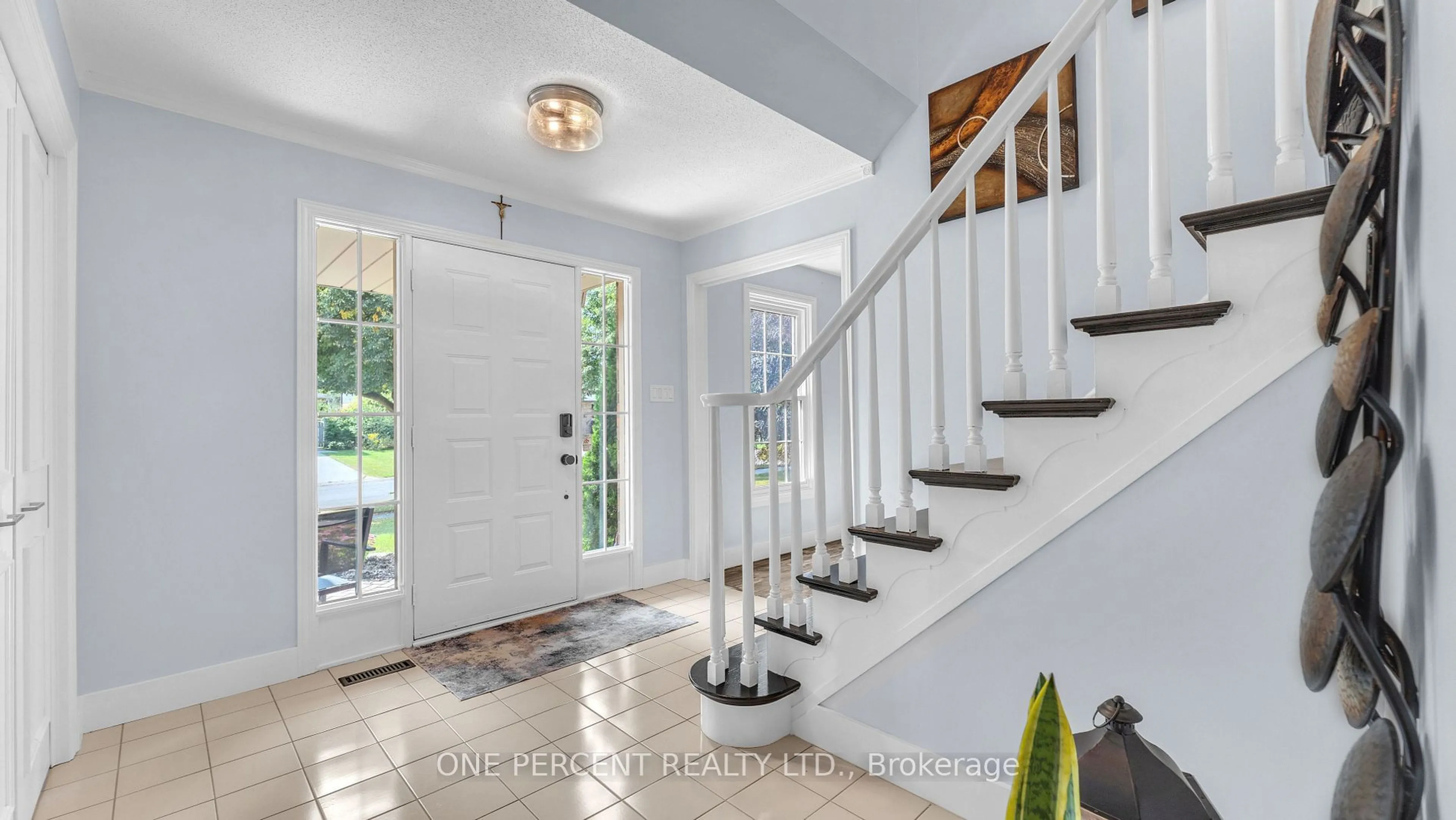 Indoor foyer for 10 Mountainview Cres, London Ontario N6J 4N1