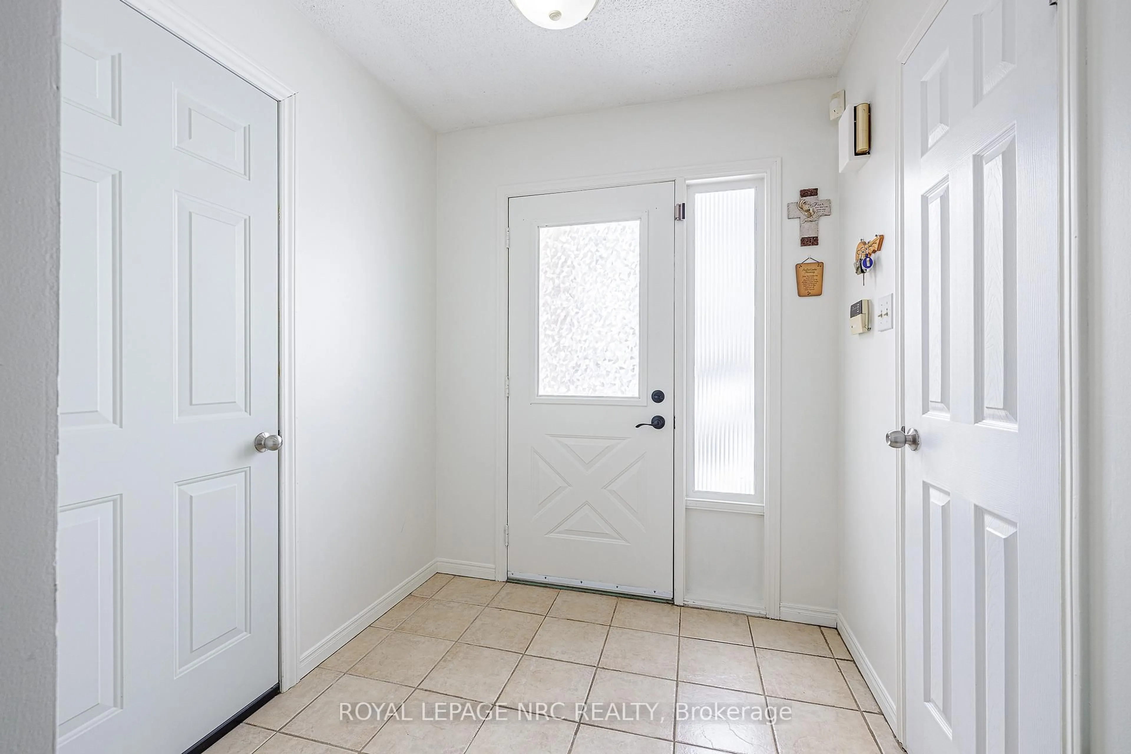 Indoor entryway for 57 BAYVIEW Dr, Grimsby Ontario L3M 4Z8