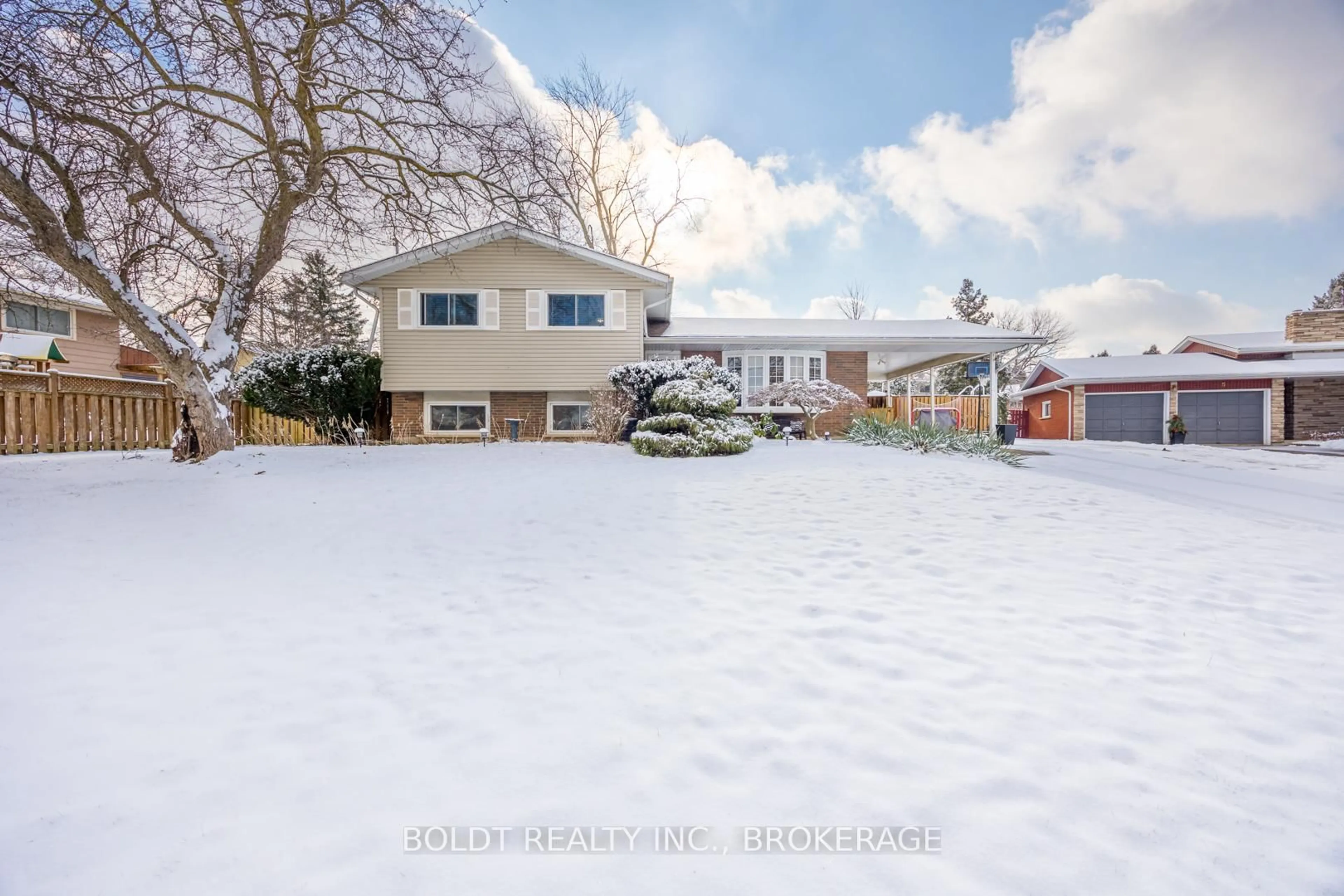 A pic from outside/outdoor area/front of a property/back of a property/a pic from drone, street for 3 Beacon Hill Dr, St. Catharines Ontario L2T 2X6