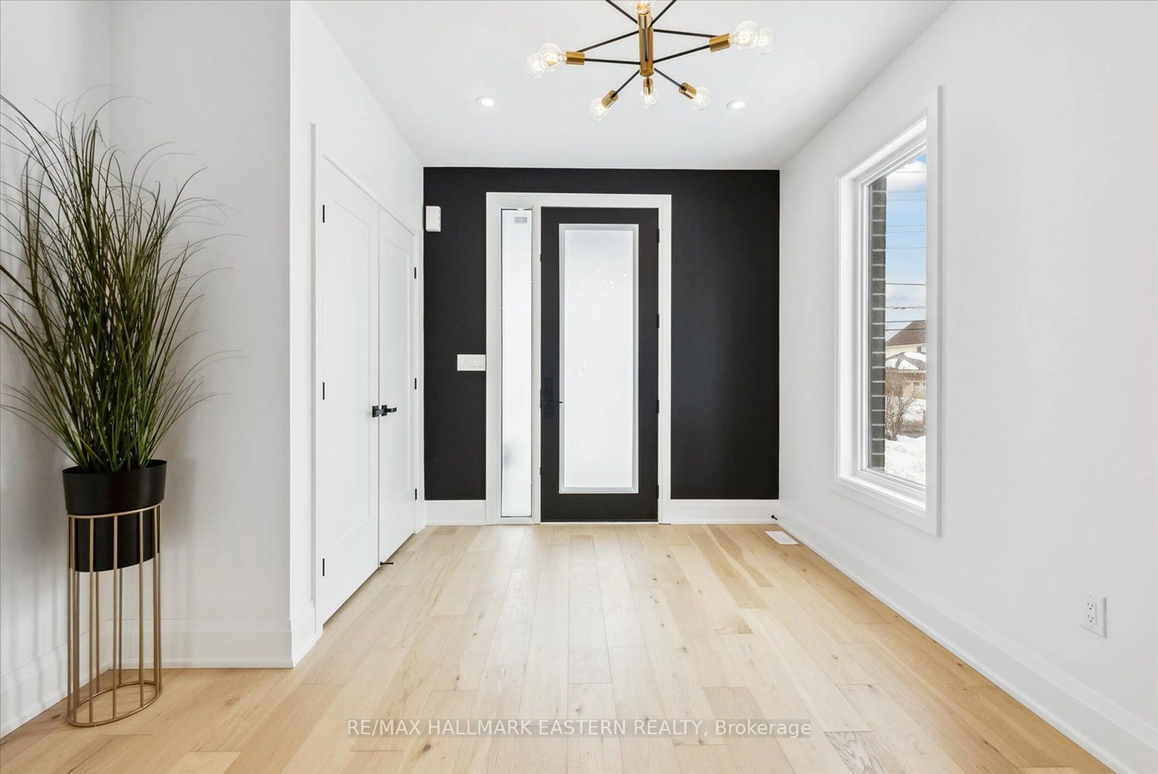 Indoor entryway for 678 Otonabee Dr, Peterborough Ontario K9J 7P9