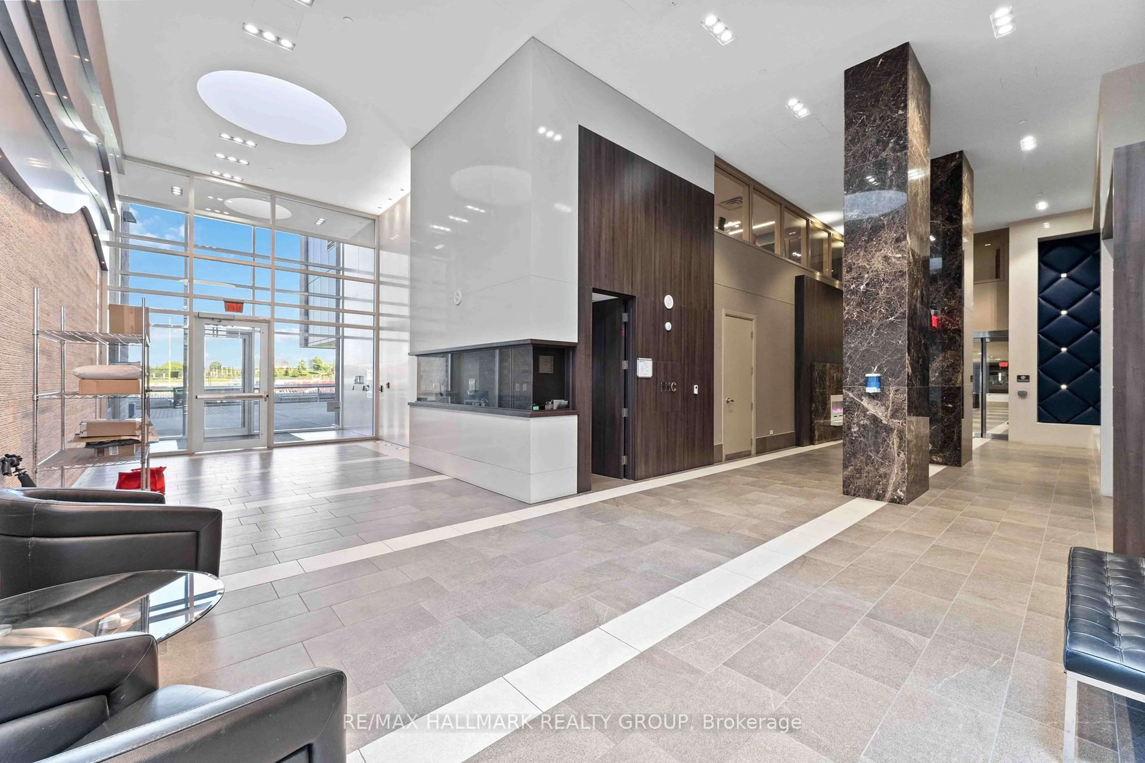 Indoor foyer for 1035 Bank St #105, Ottawa Ontario K1S 5K3