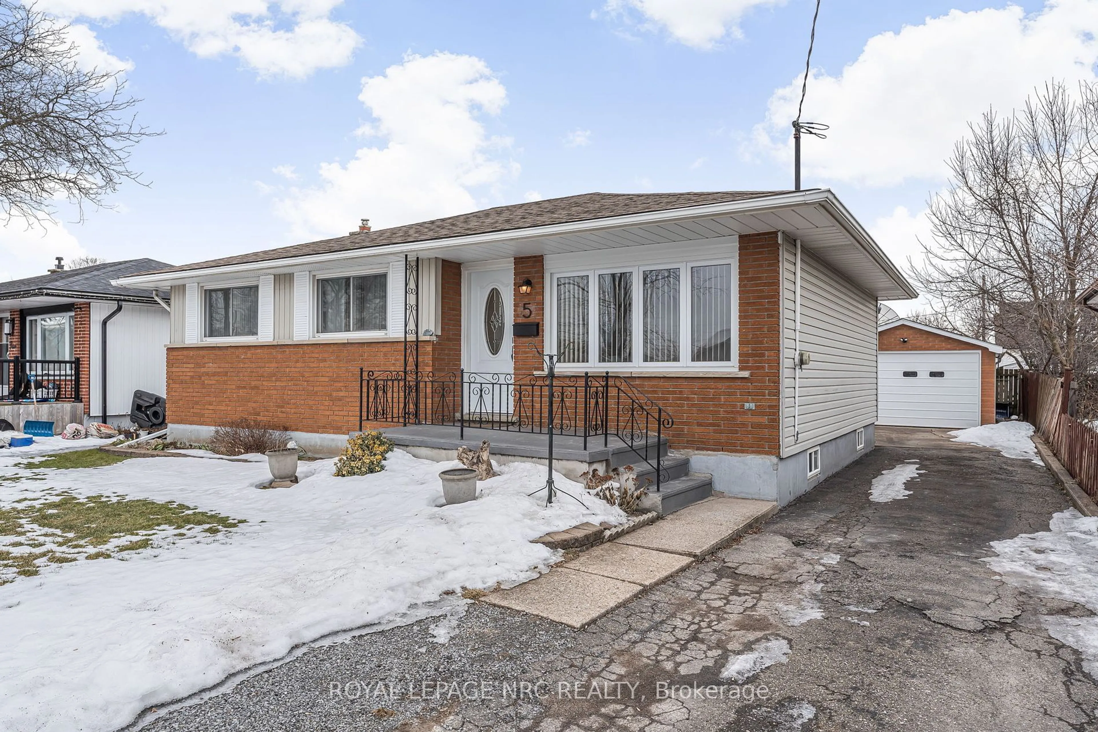 Home with brick exterior material, street for 5 Ashford Pl, St. Catharines Ontario L2P 2G1