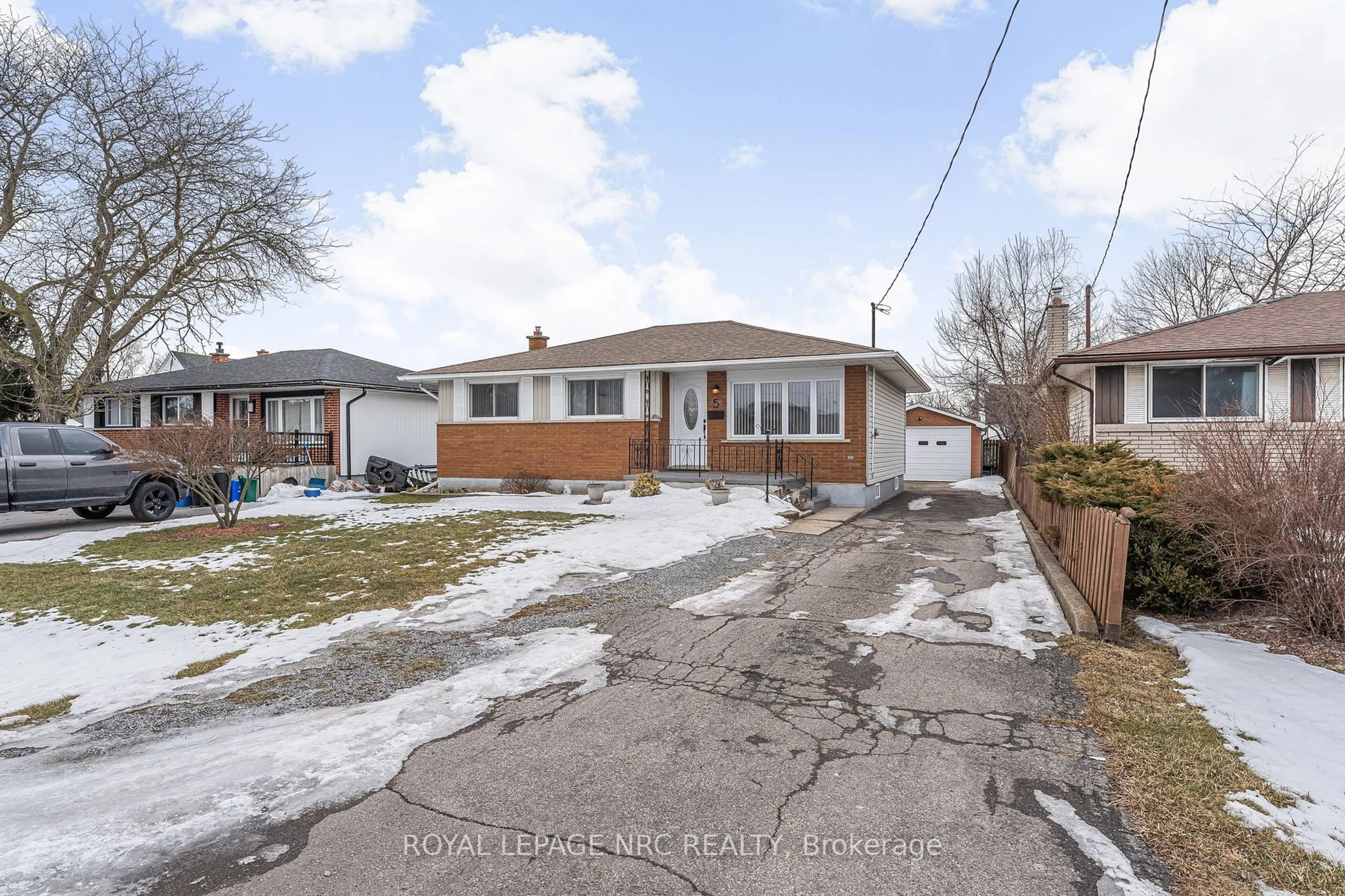 Home with brick exterior material, street for 5 Ashford Pl, St. Catharines Ontario L2P 2G1