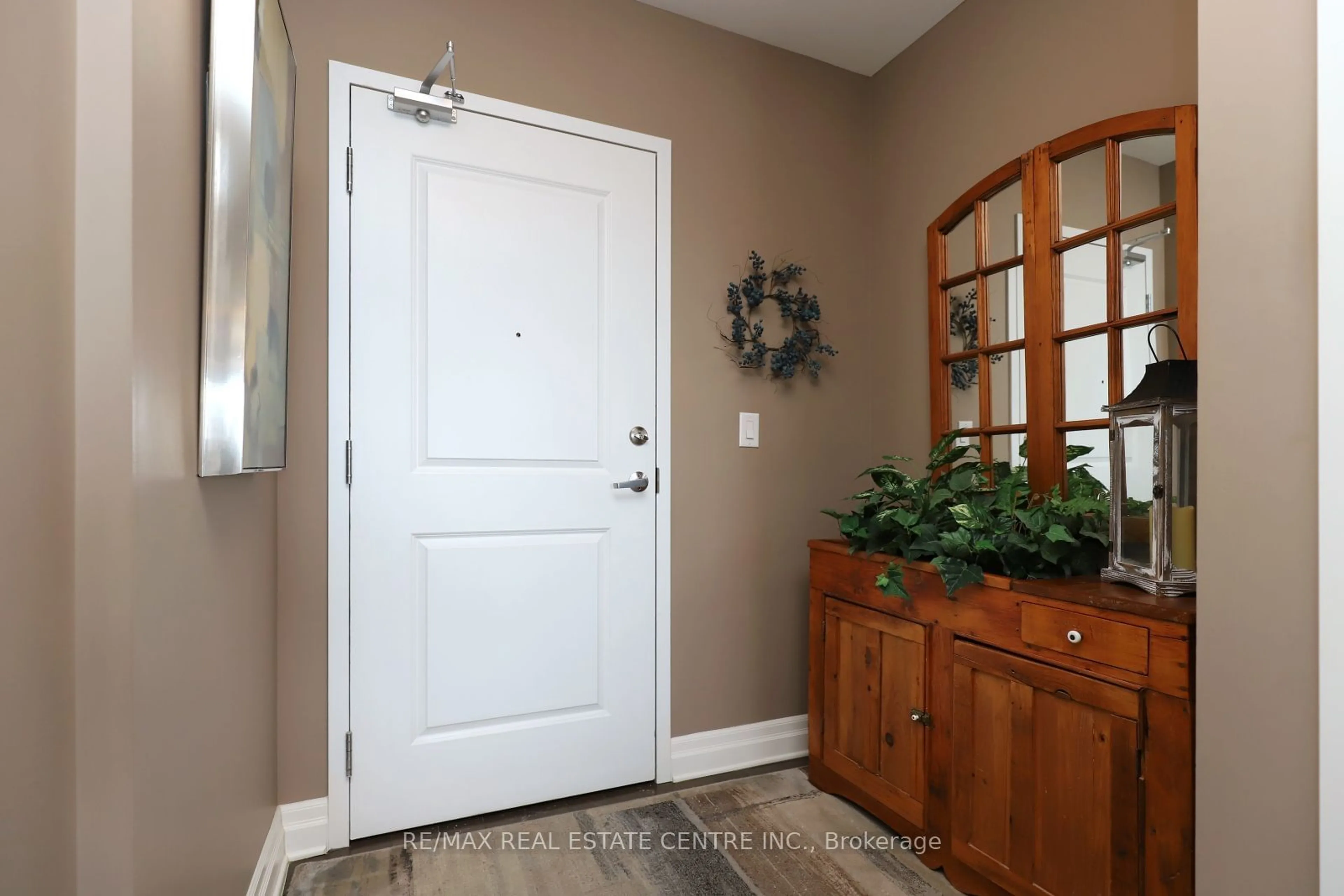 Indoor entryway for 160 Macdonell St #1005, Guelph Ontario N1H 0A9