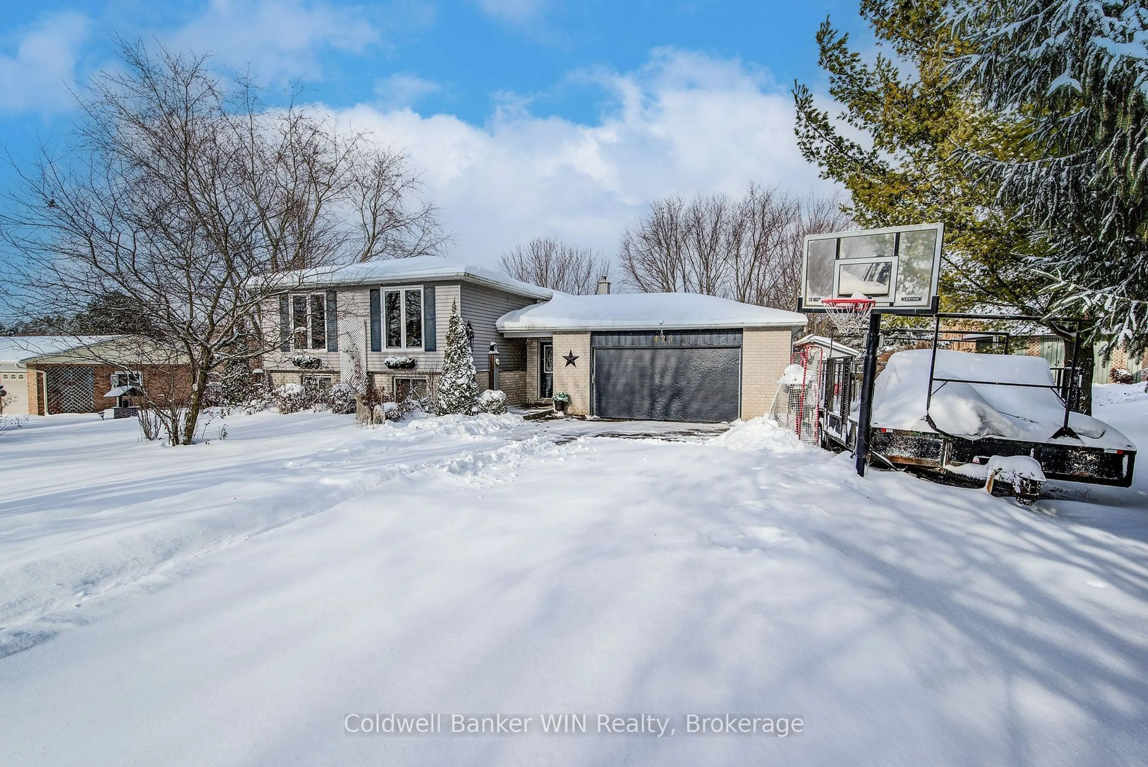 A pic from outside/outdoor area/front of a property/back of a property/a pic from drone, street for 425 Clyde St, Wellington North Ontario N0G 2L3