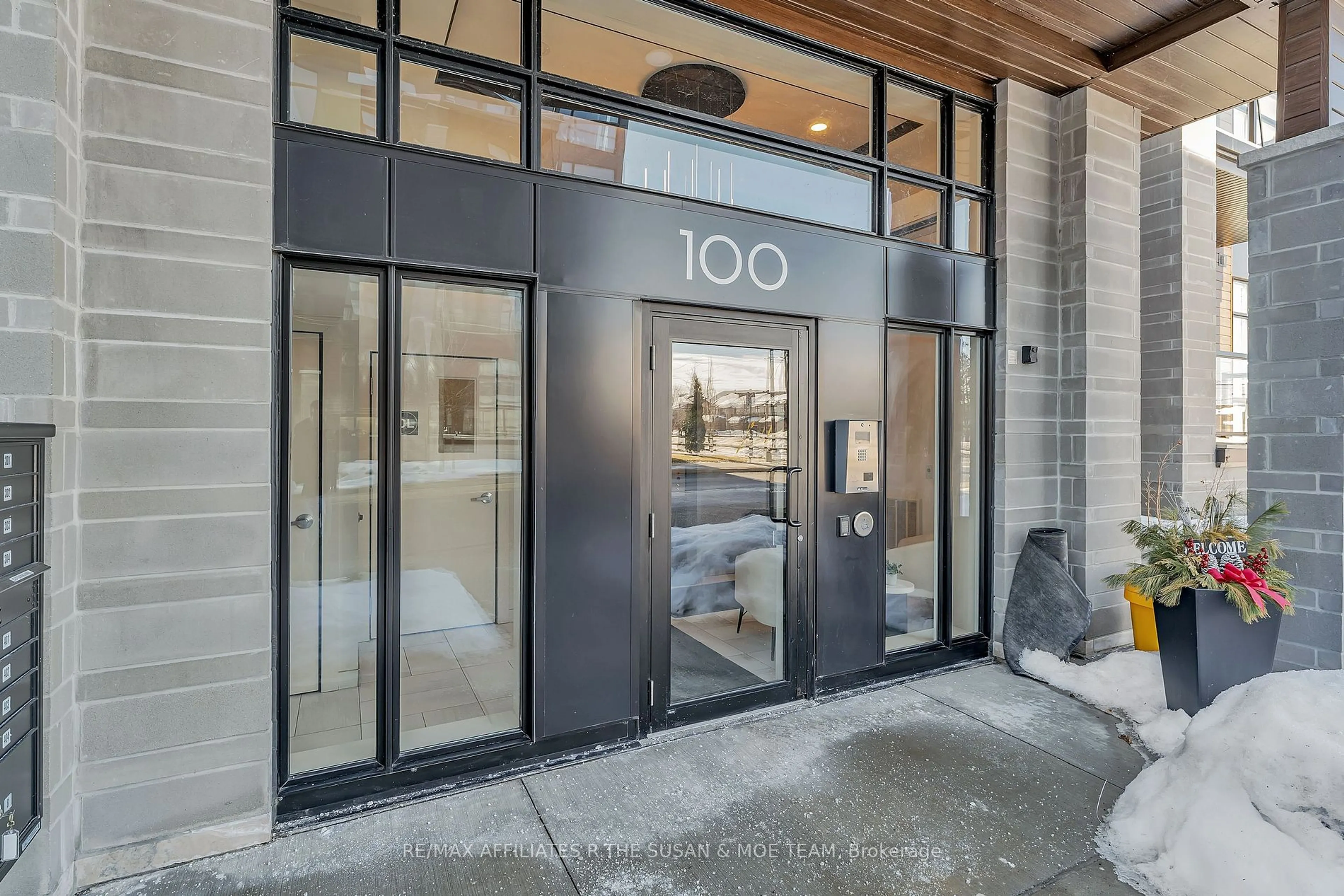 Indoor entryway for 100 CORTILE #203, Blossom Park - Airport and Area Ontario K1V 2S8