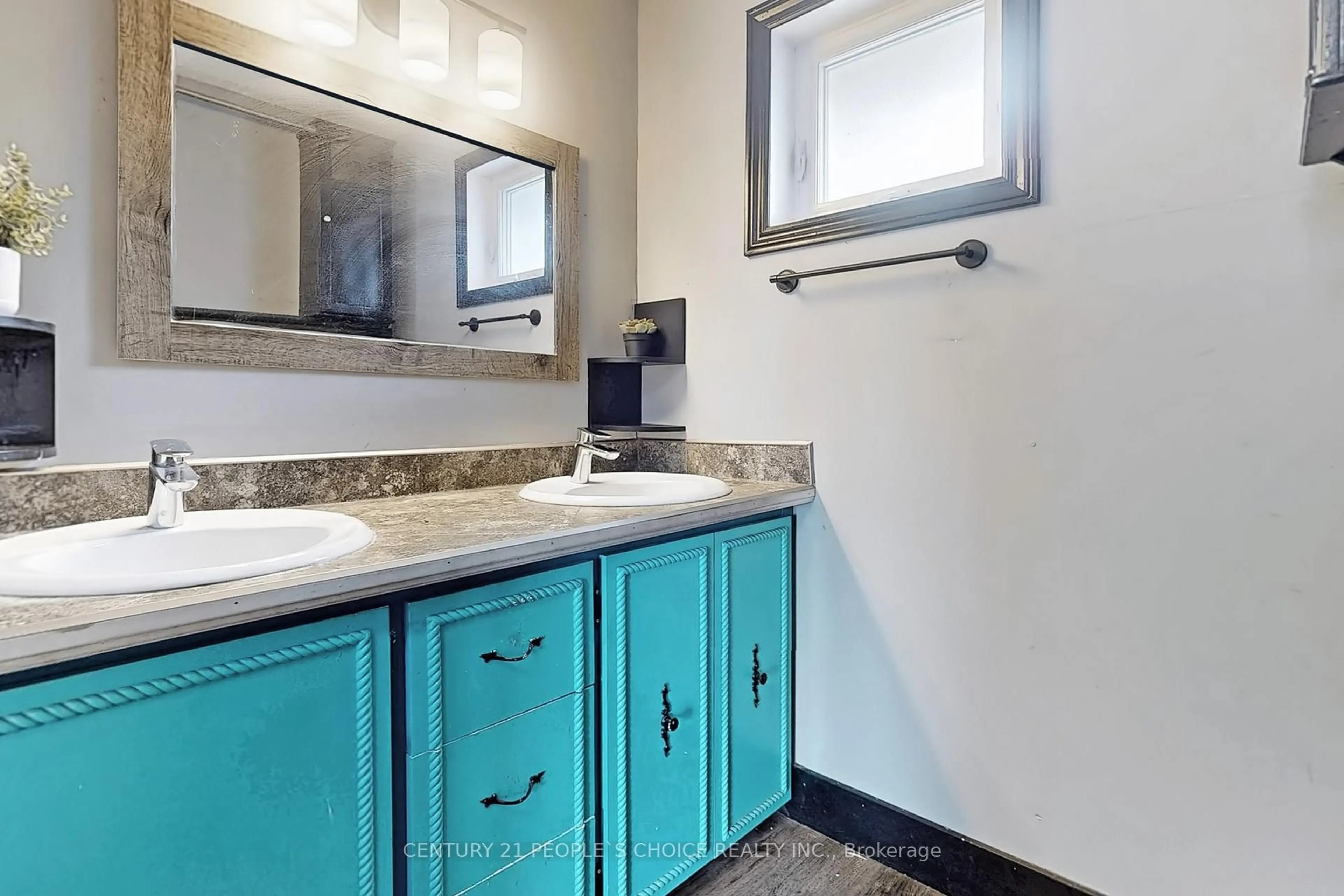 Contemporary bathroom, ceramic/tile floor for 156 Main St, Huntsville Ontario P1H 1X8