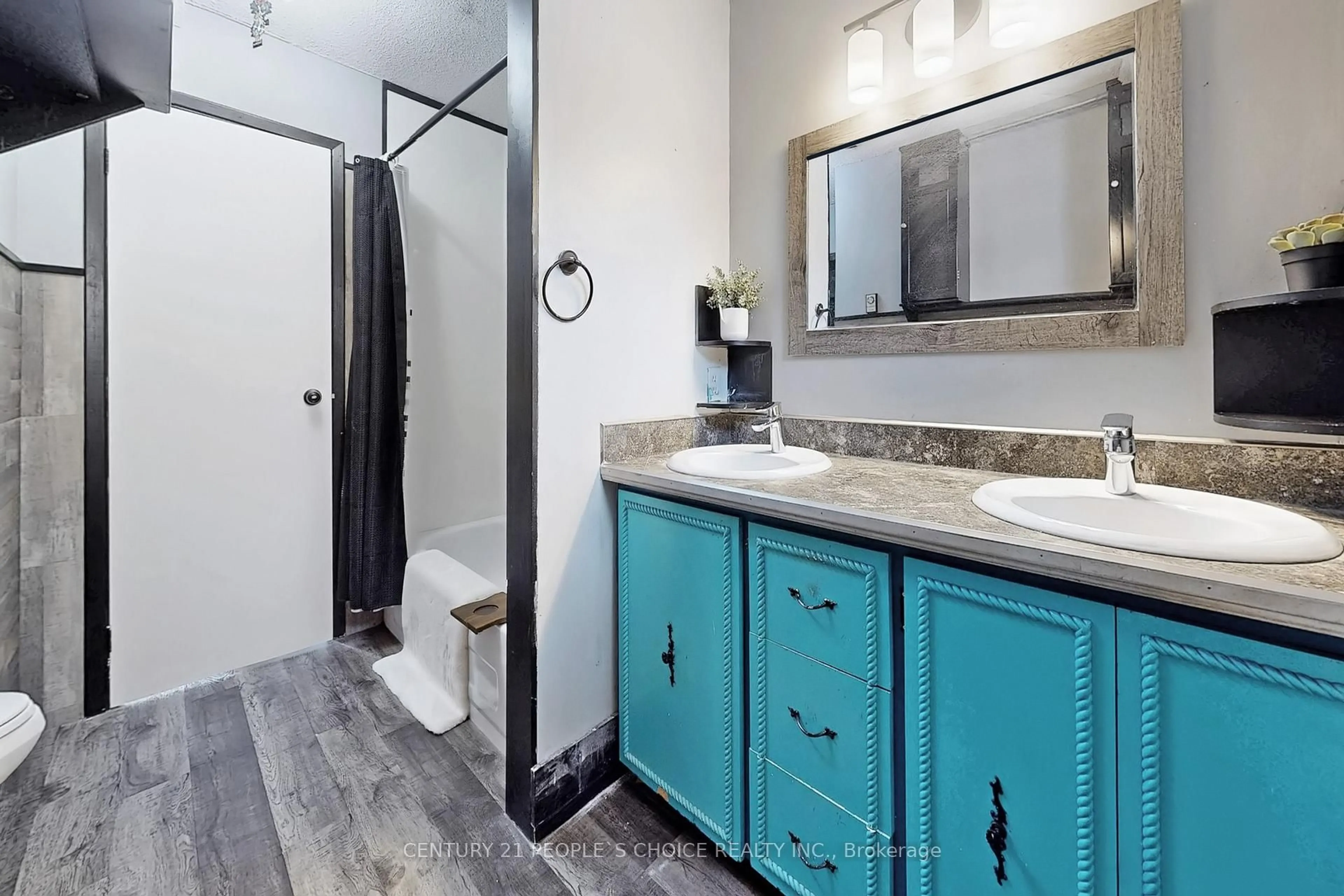 Contemporary bathroom, ceramic/tile floor for 156 Main St, Huntsville Ontario P1H 1X8