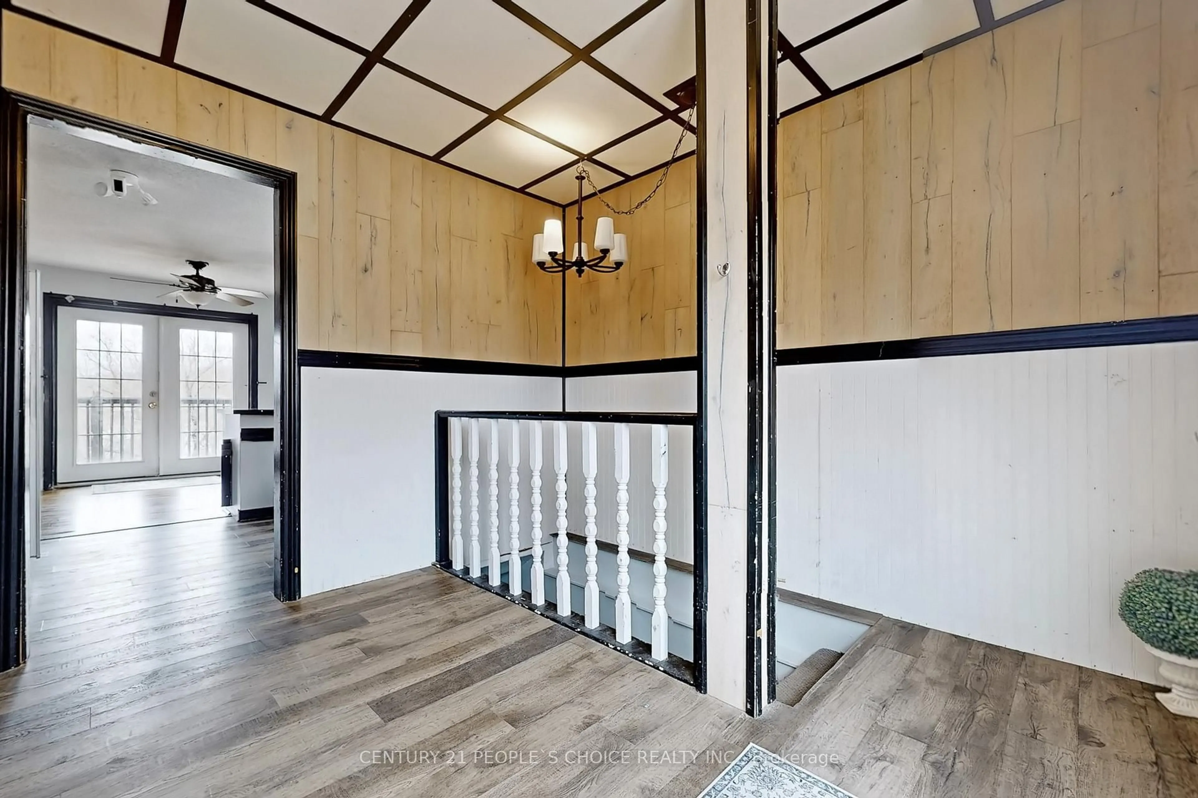 Indoor foyer for 156 Main St, Huntsville Ontario P1H 1X8
