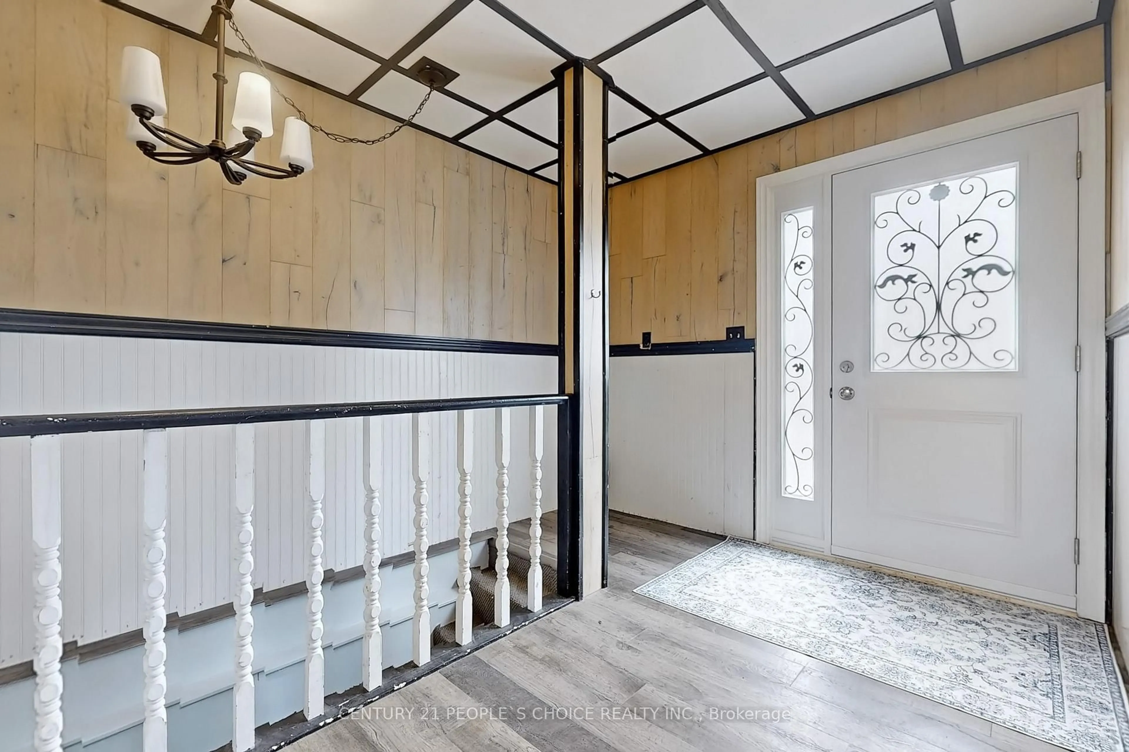 Indoor foyer for 156 Main St, Huntsville Ontario P1H 1X8