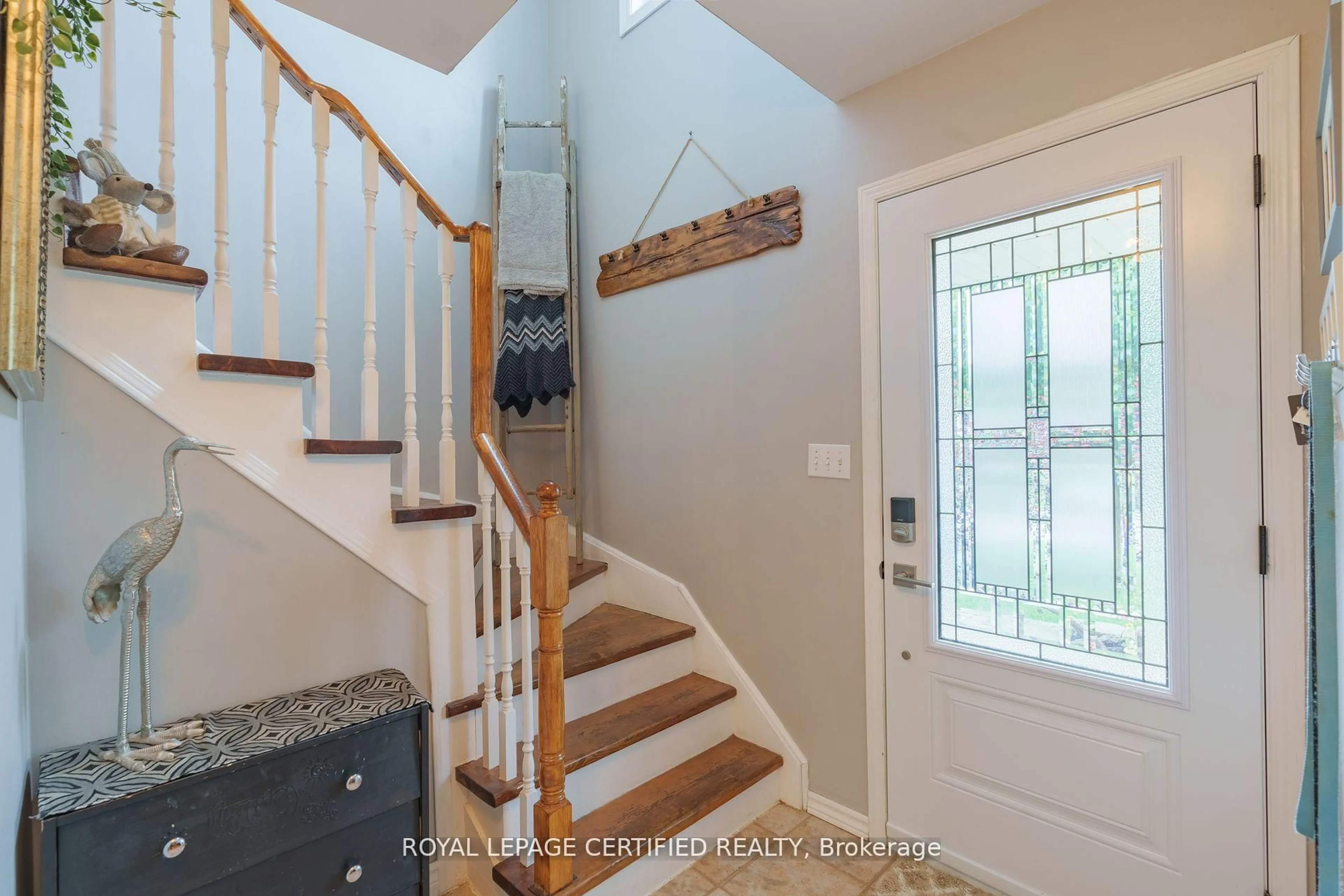 Indoor entryway for 121 Leeson St, East Luther Grand Valley Ontario L0N 1G0