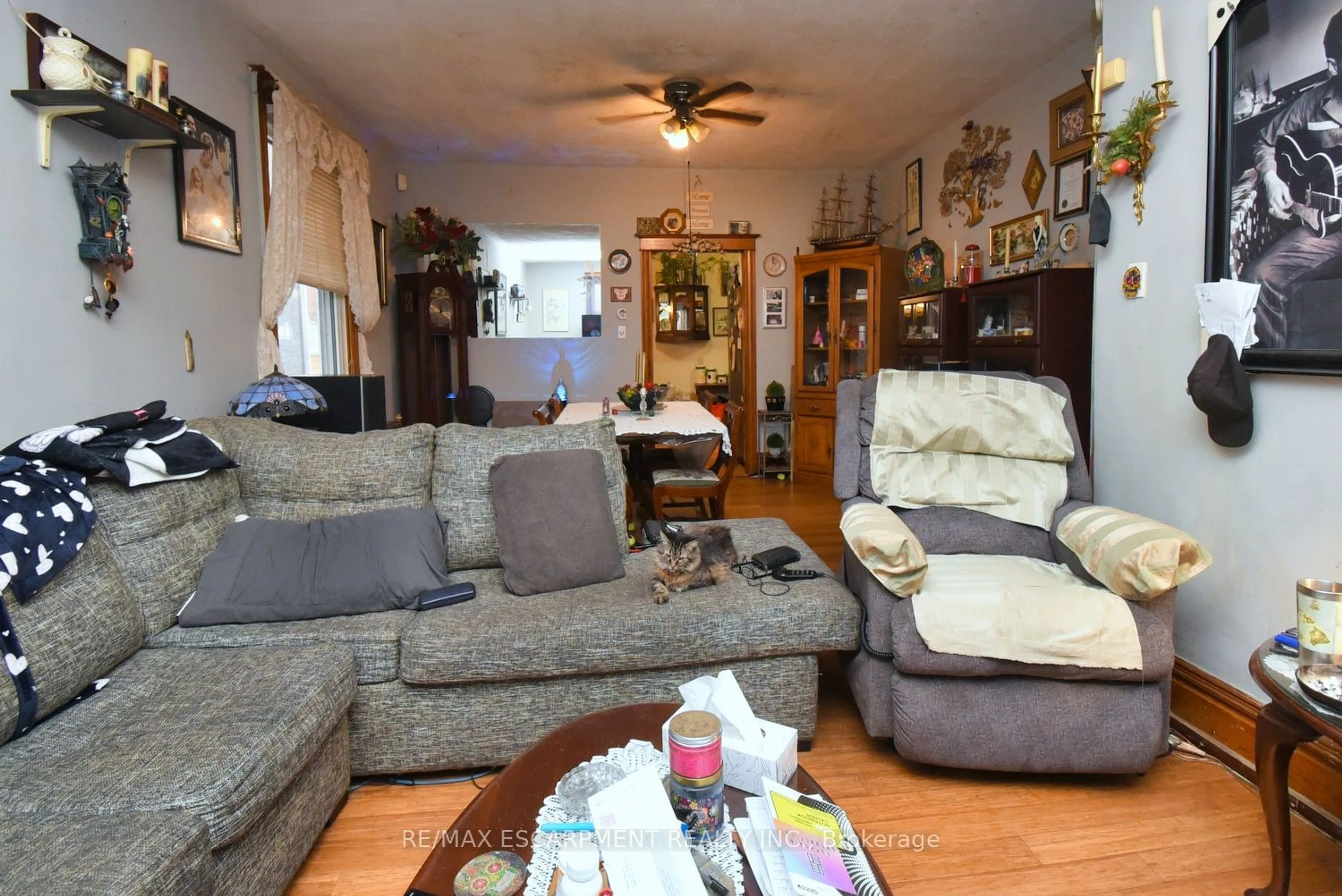 Living room with furniture, unknown for 522 Cannon St, Hamilton Ontario L8L 2E8