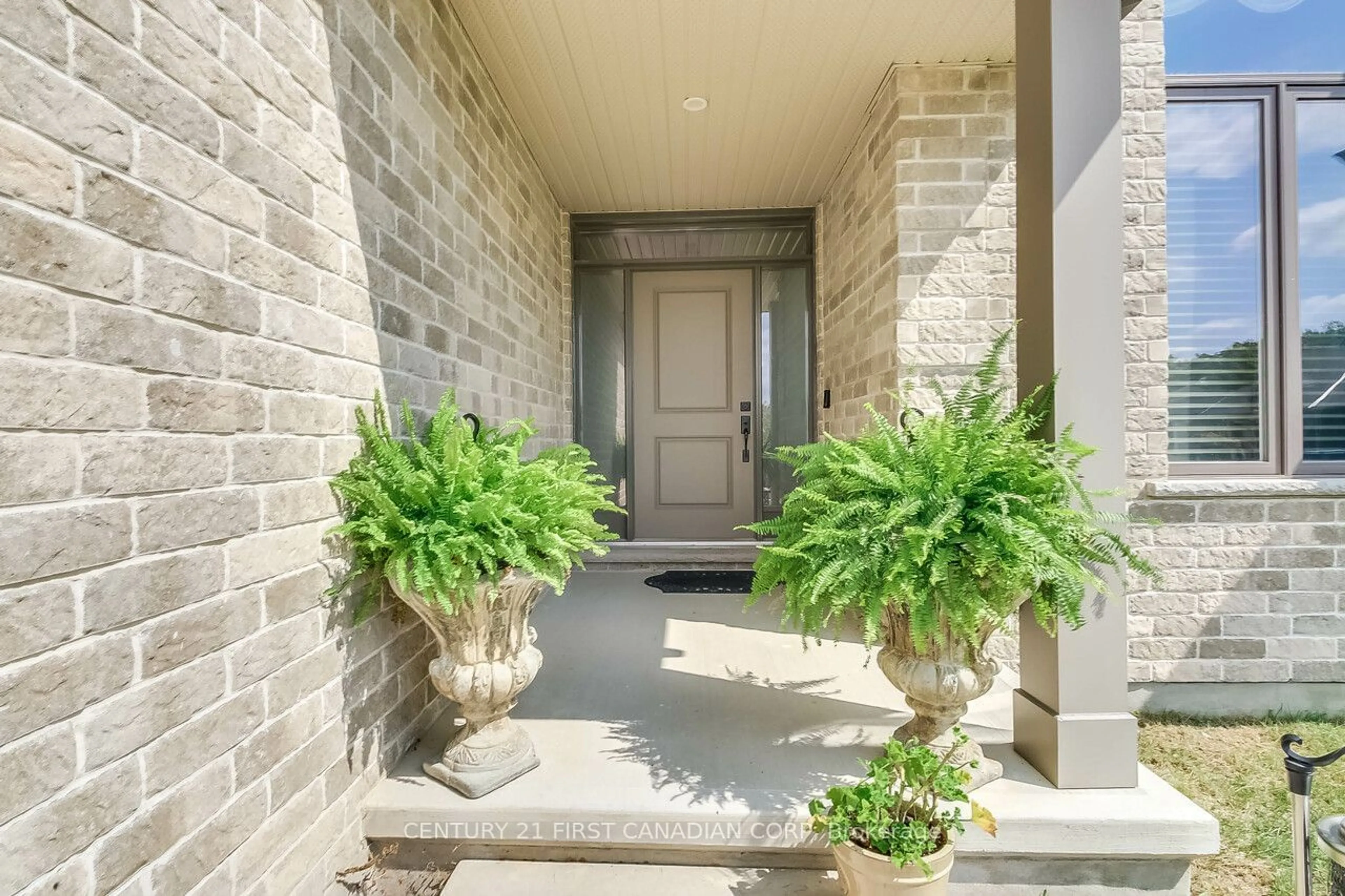 Indoor entryway for 2129 Lockwood Cres, Strathroy-Caradoc Ontario N0L 1W0