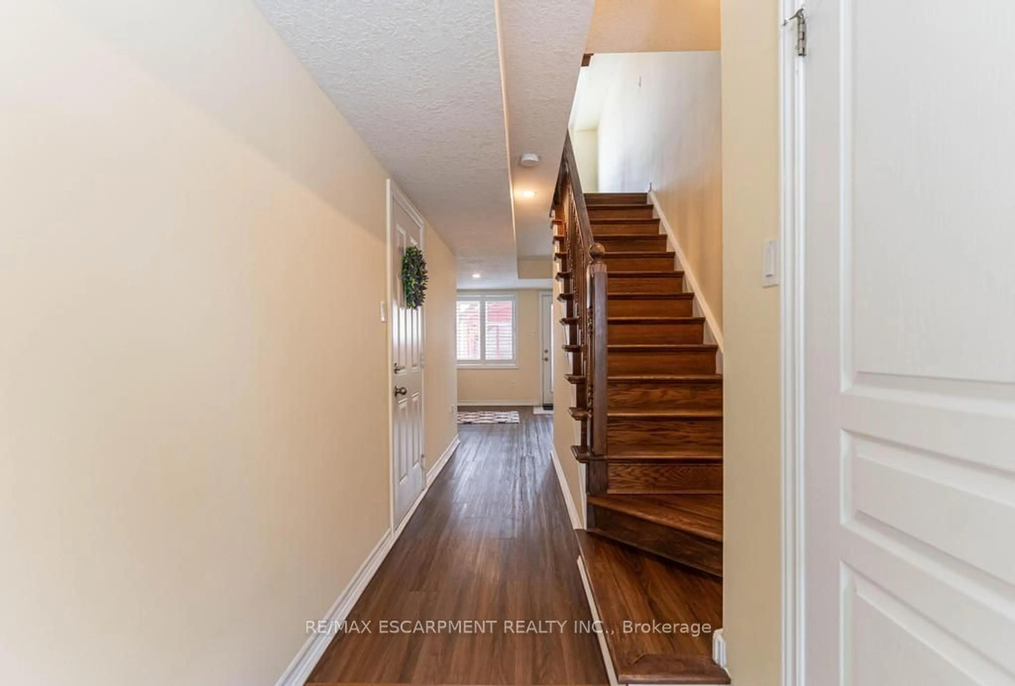 Indoor entryway for 6 Dorchester Terr, Hamilton Ontario L8J 2V7