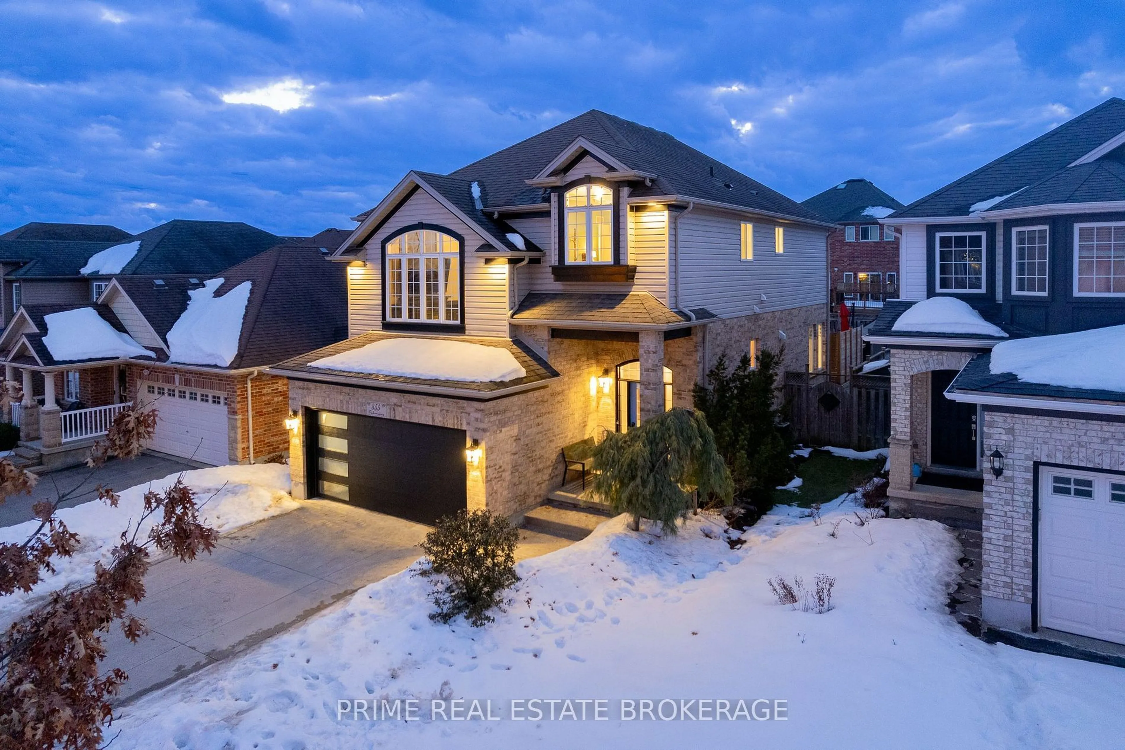 A pic from outside/outdoor area/front of a property/back of a property/a pic from drone, street for 855 Oakcrossing Rd, London Ontario N6H 0A4