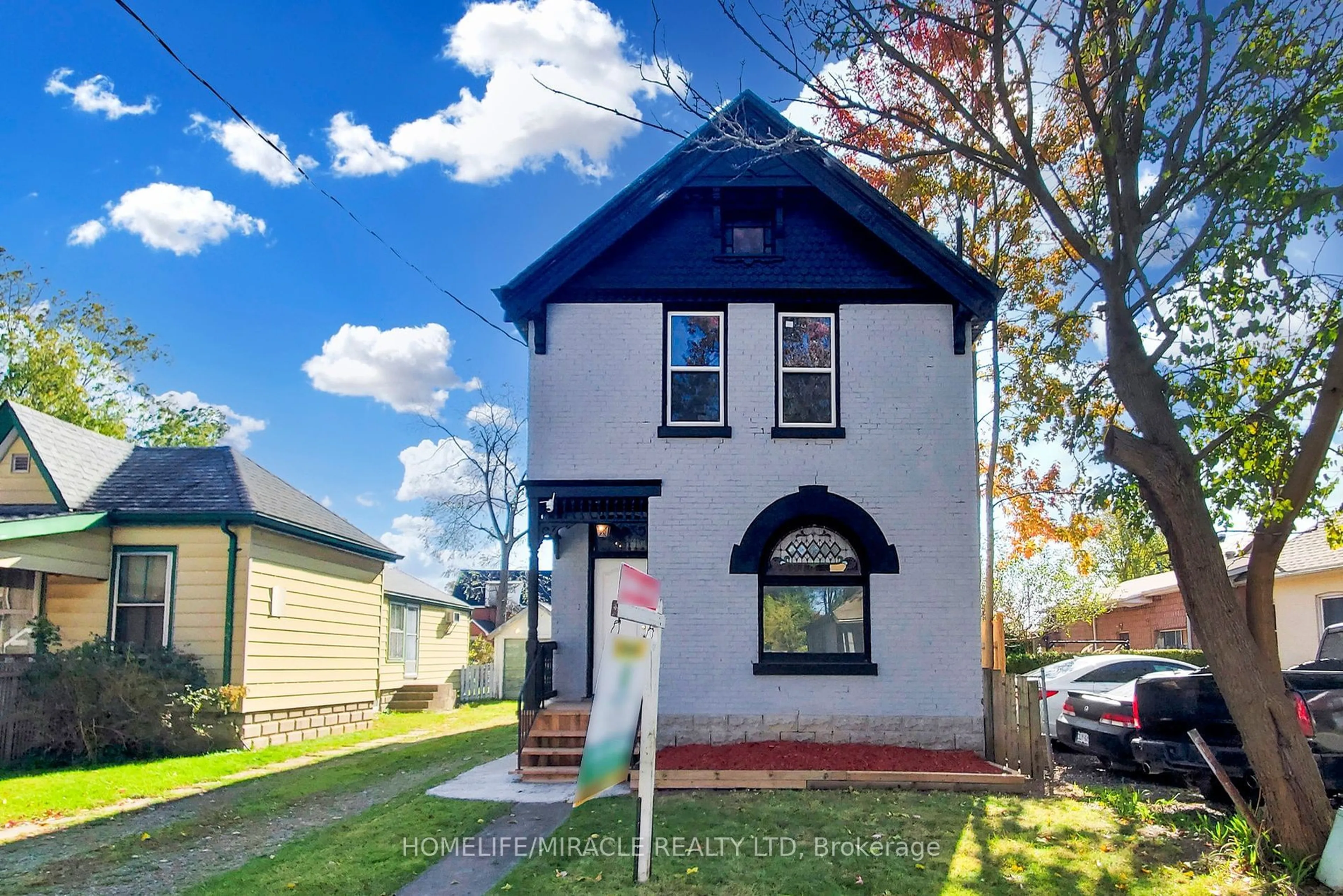 A pic from outside/outdoor area/front of a property/back of a property/a pic from drone, street for 971 Ormsby St, London Ontario N5Z 1K5