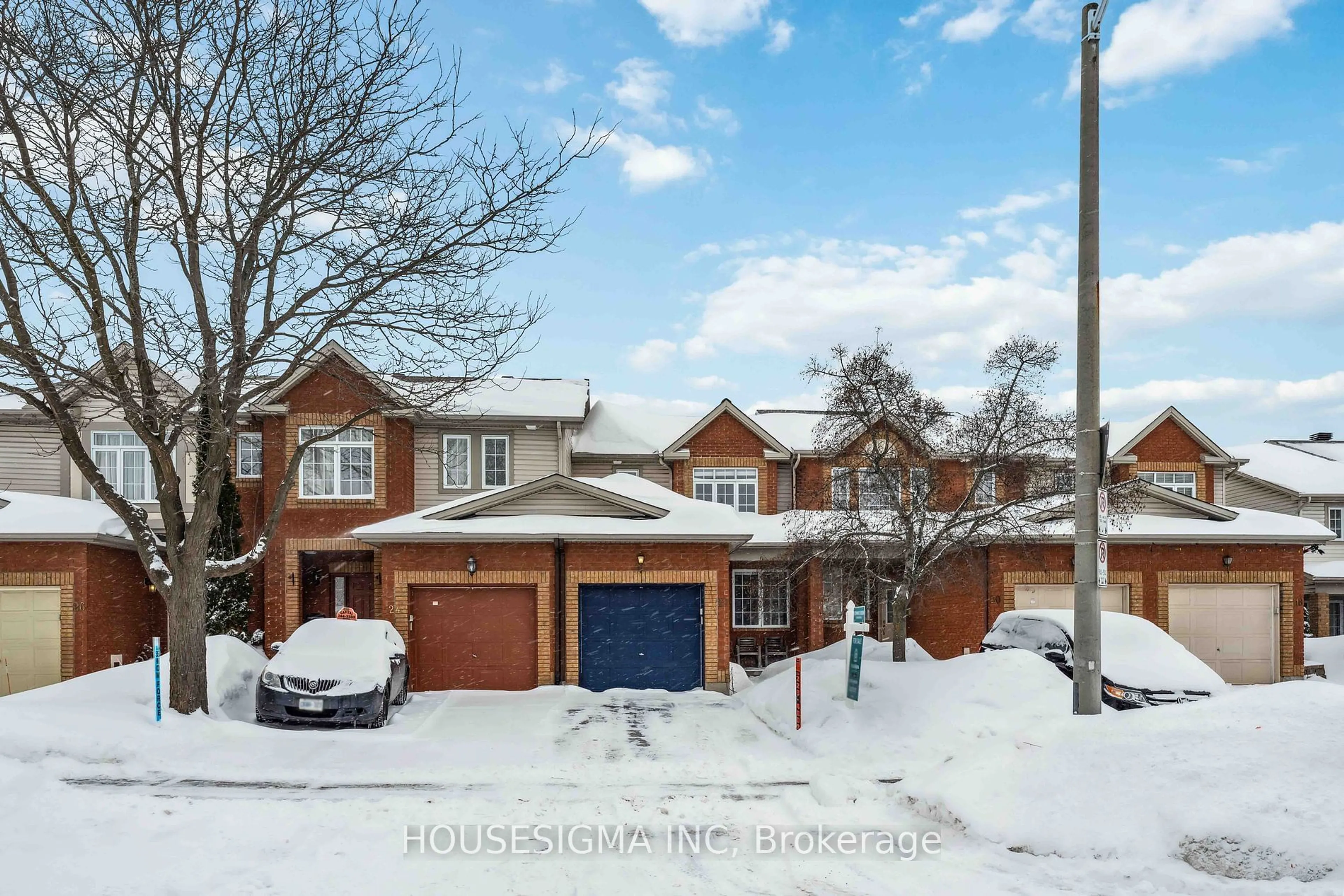 A pic from outside/outdoor area/front of a property/back of a property/a pic from drone, street for 22 Carwood Circ, Overbrook - Castleheights and Area Ontario K1K 4V3