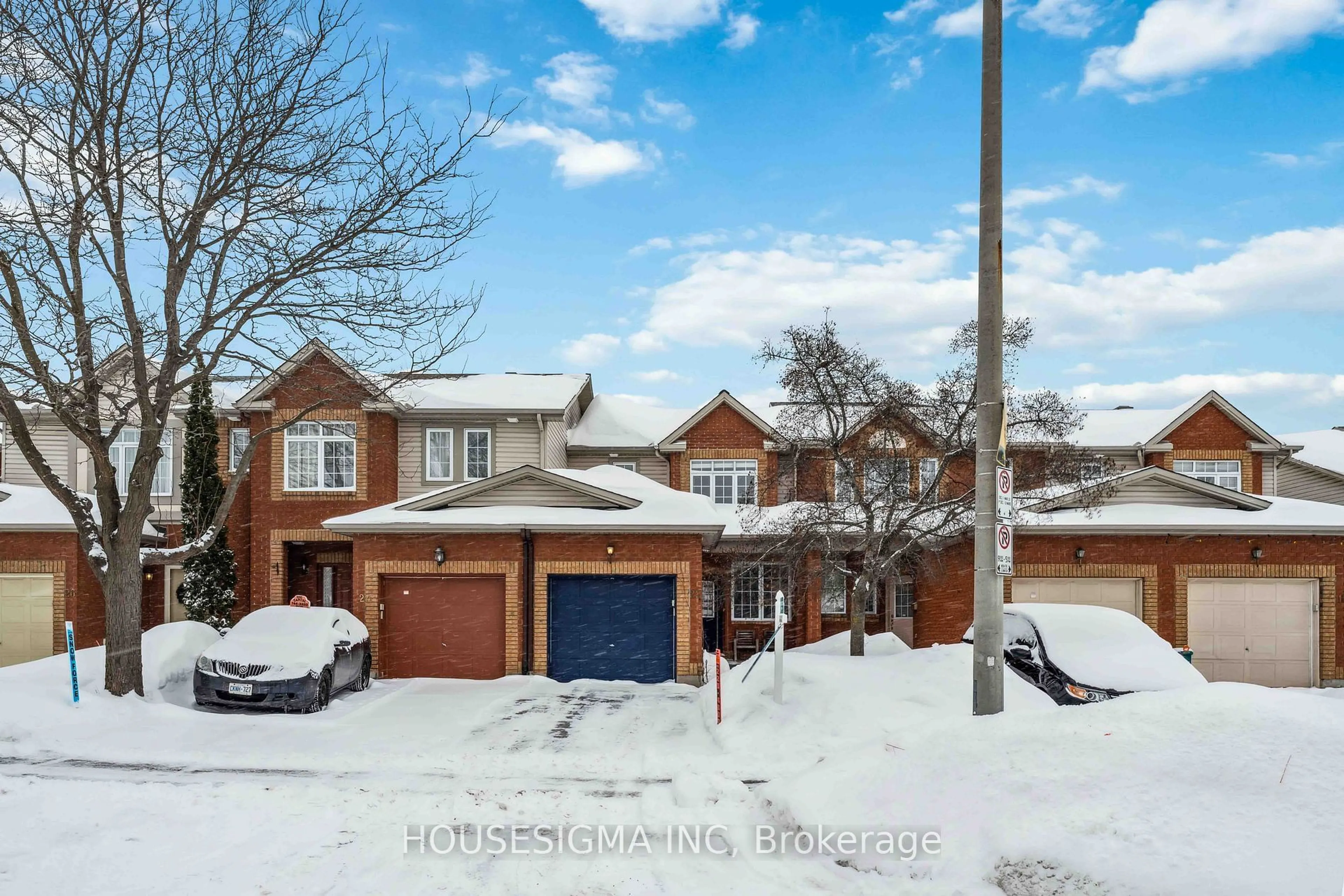 A pic from outside/outdoor area/front of a property/back of a property/a pic from drone, street for 22 Carwood Circ, Overbrook - Castleheights and Area Ontario K1K 4V3