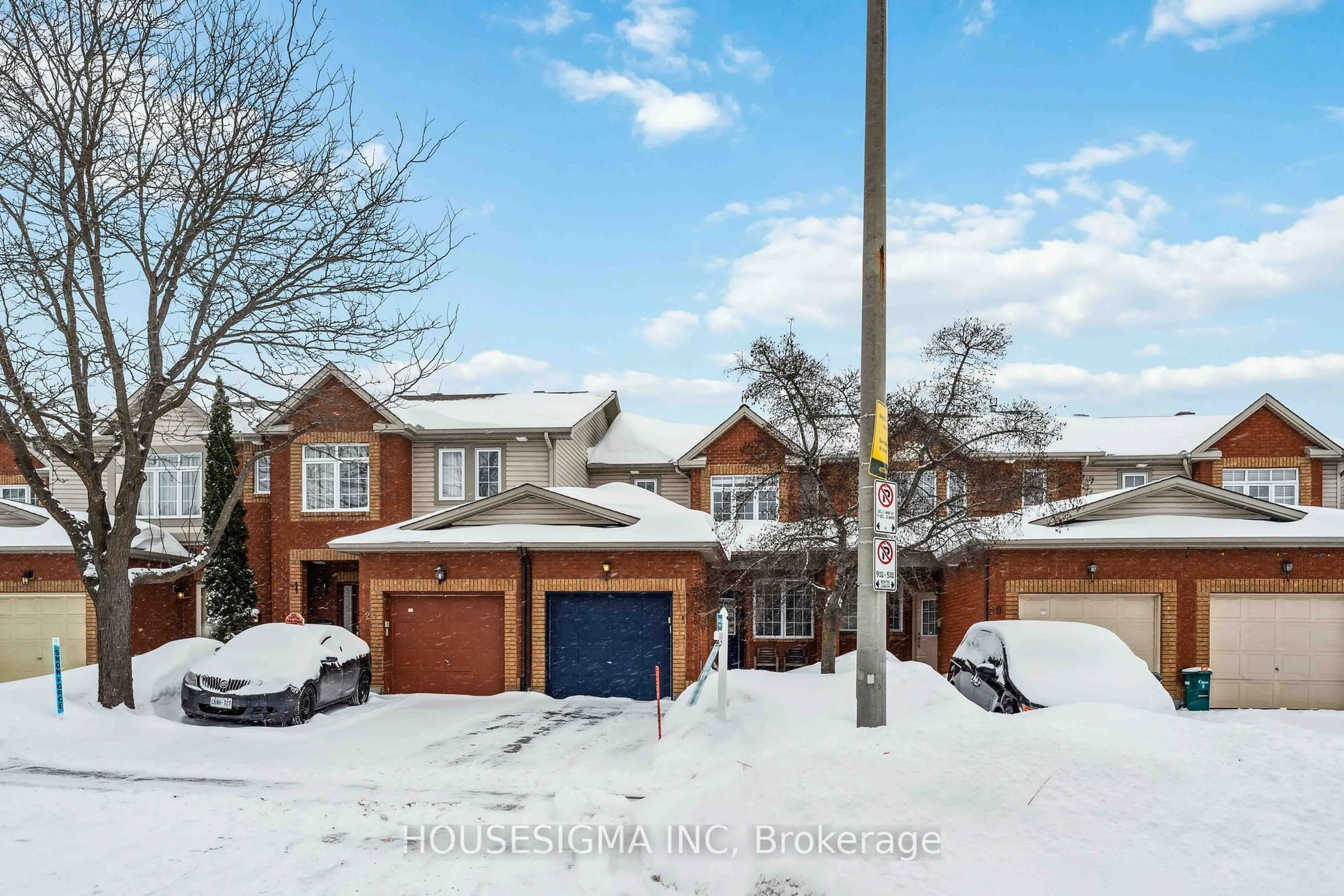 A pic from outside/outdoor area/front of a property/back of a property/a pic from drone, street for 22 Carwood Circ, Overbrook - Castleheights and Area Ontario K1K 4V3