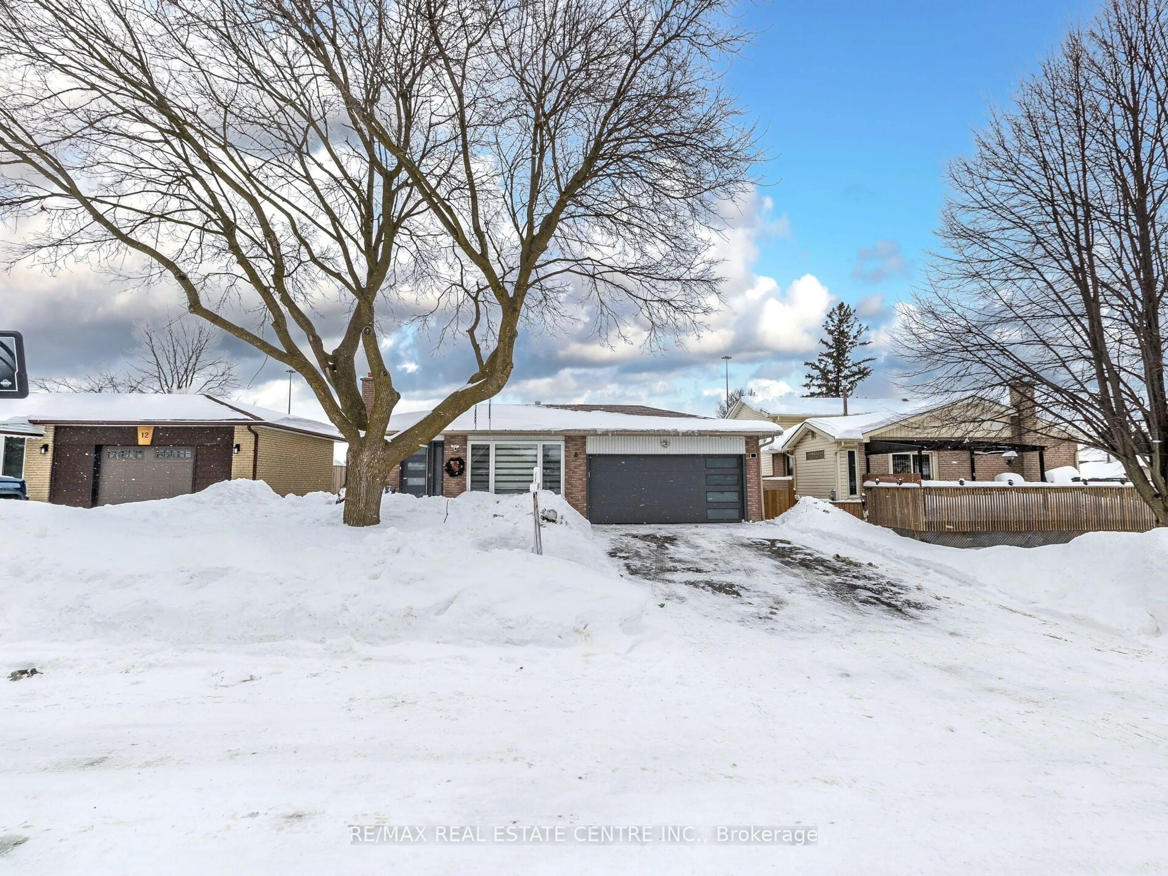 A pic from outside/outdoor area/front of a property/back of a property/a pic from drone, street for 8 Dywin Crt, Cambridge Ontario N1R 5S4